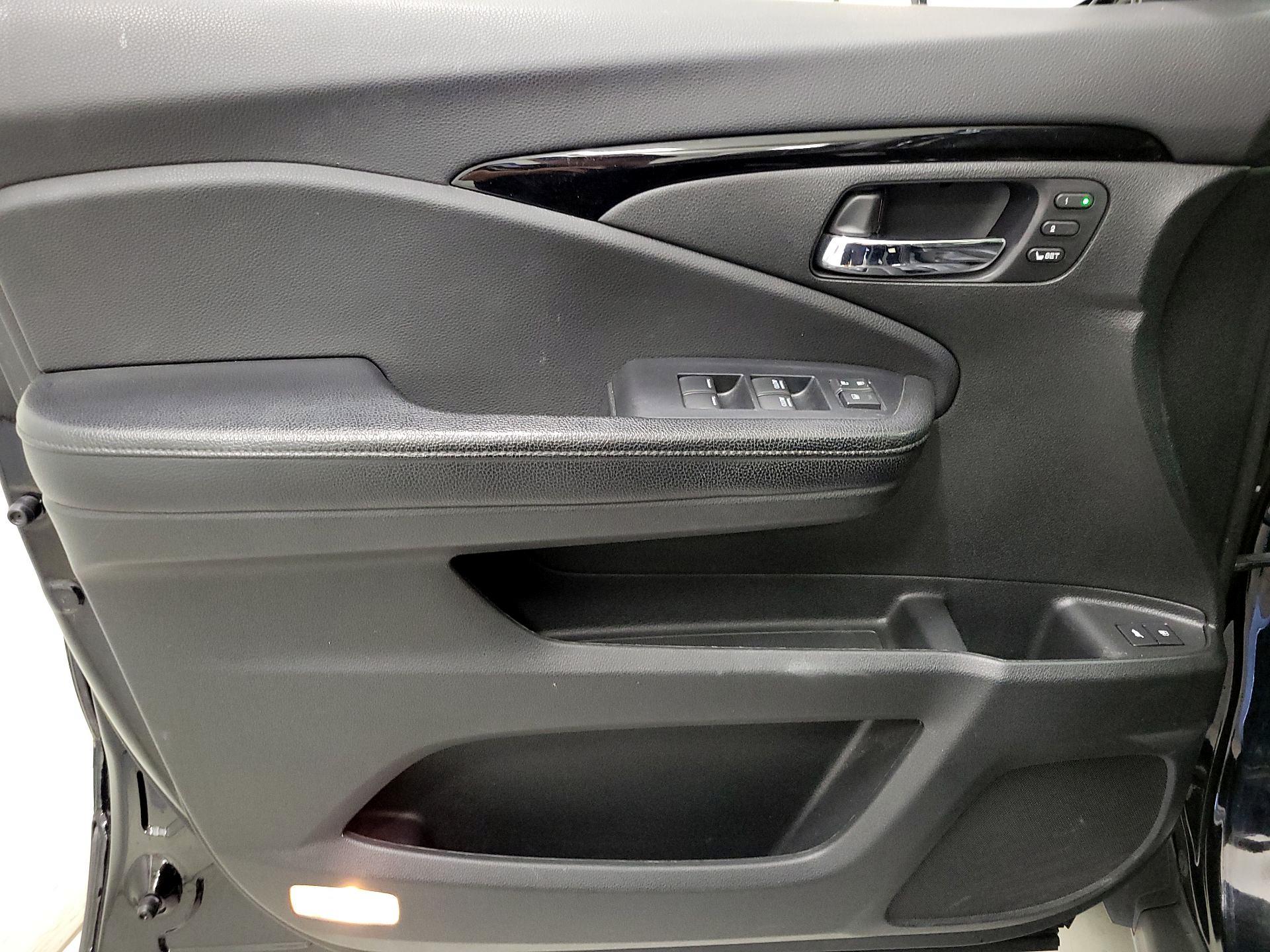 Thumbnail: 2019 Honda Pilot - 12
