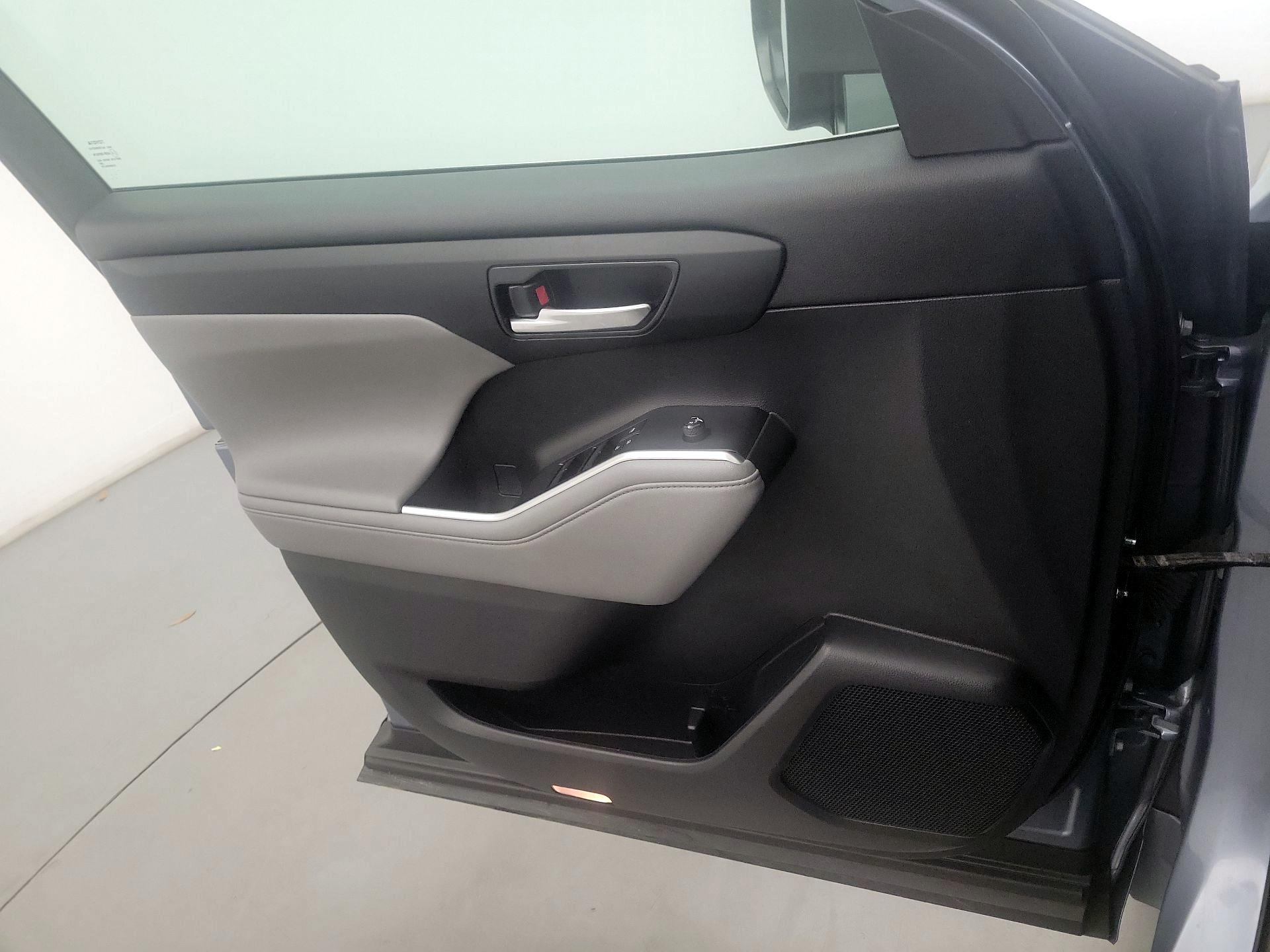 Thumbnail: 2021 Toyota Highlander - 10