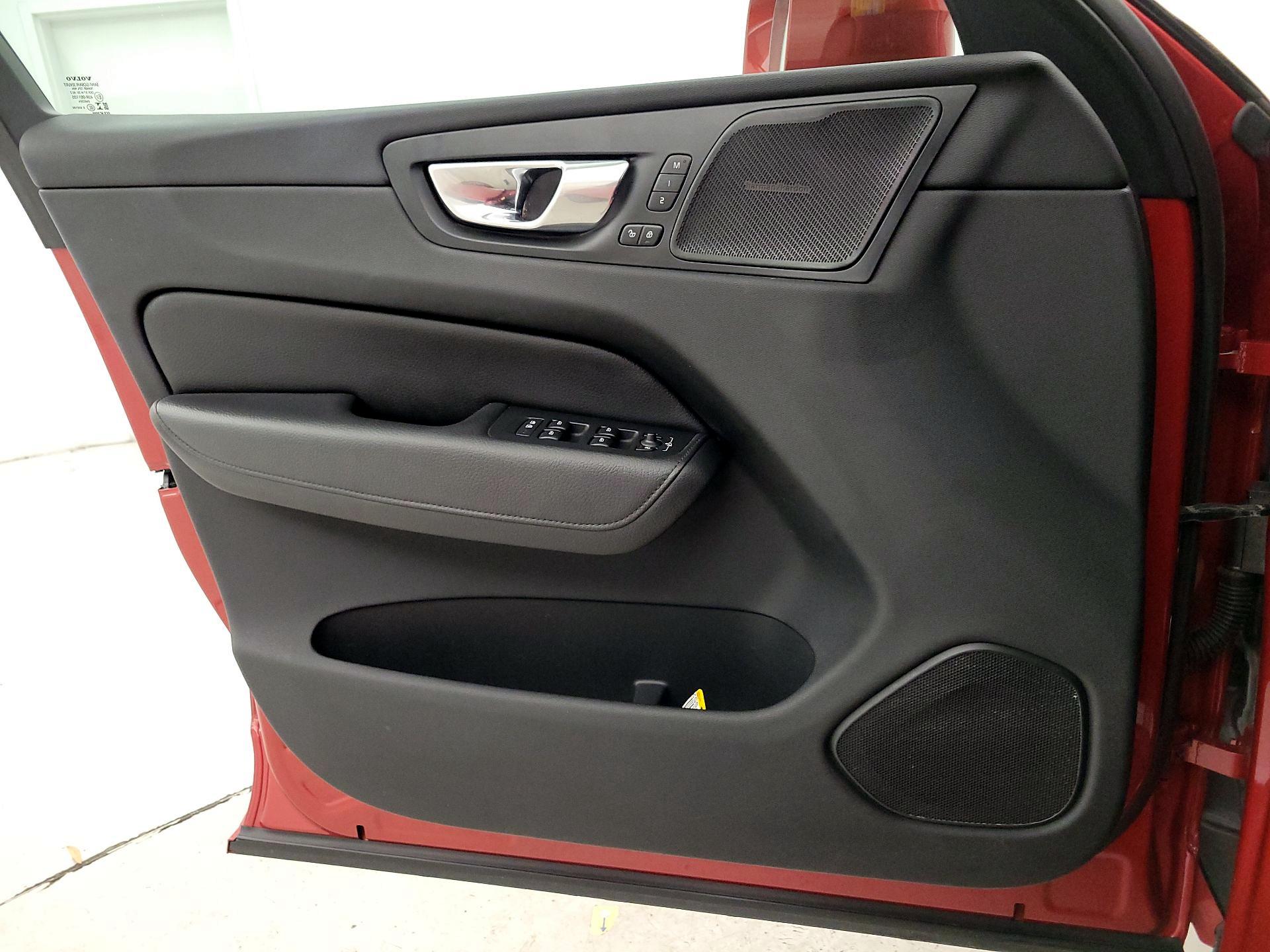 Thumbnail: 2020 Volvo XC60 - 12