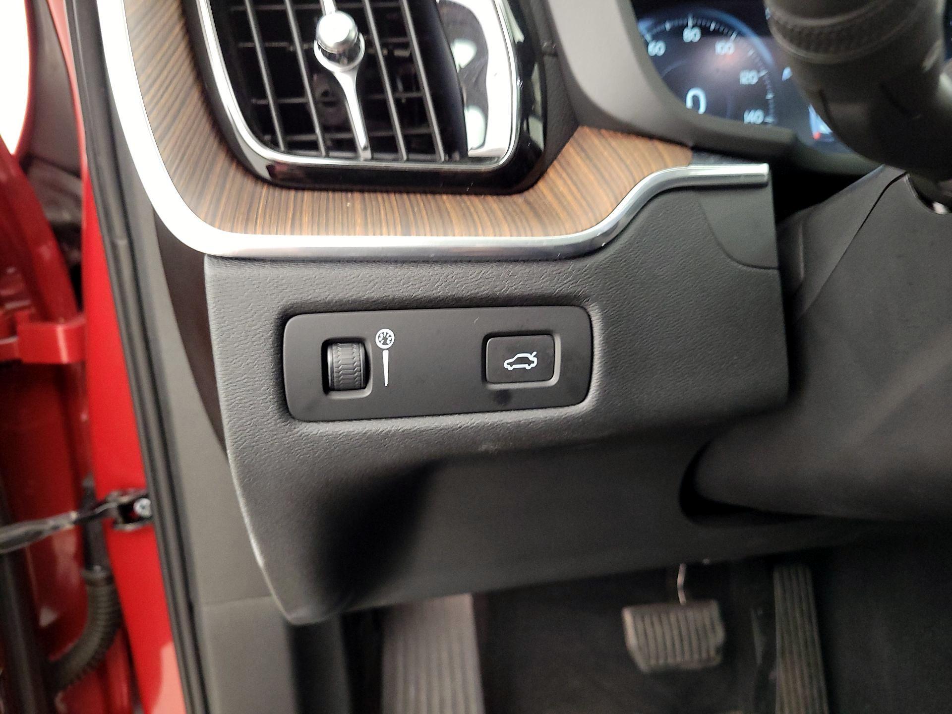 Thumbnail: 2020 Volvo XC60 - 13