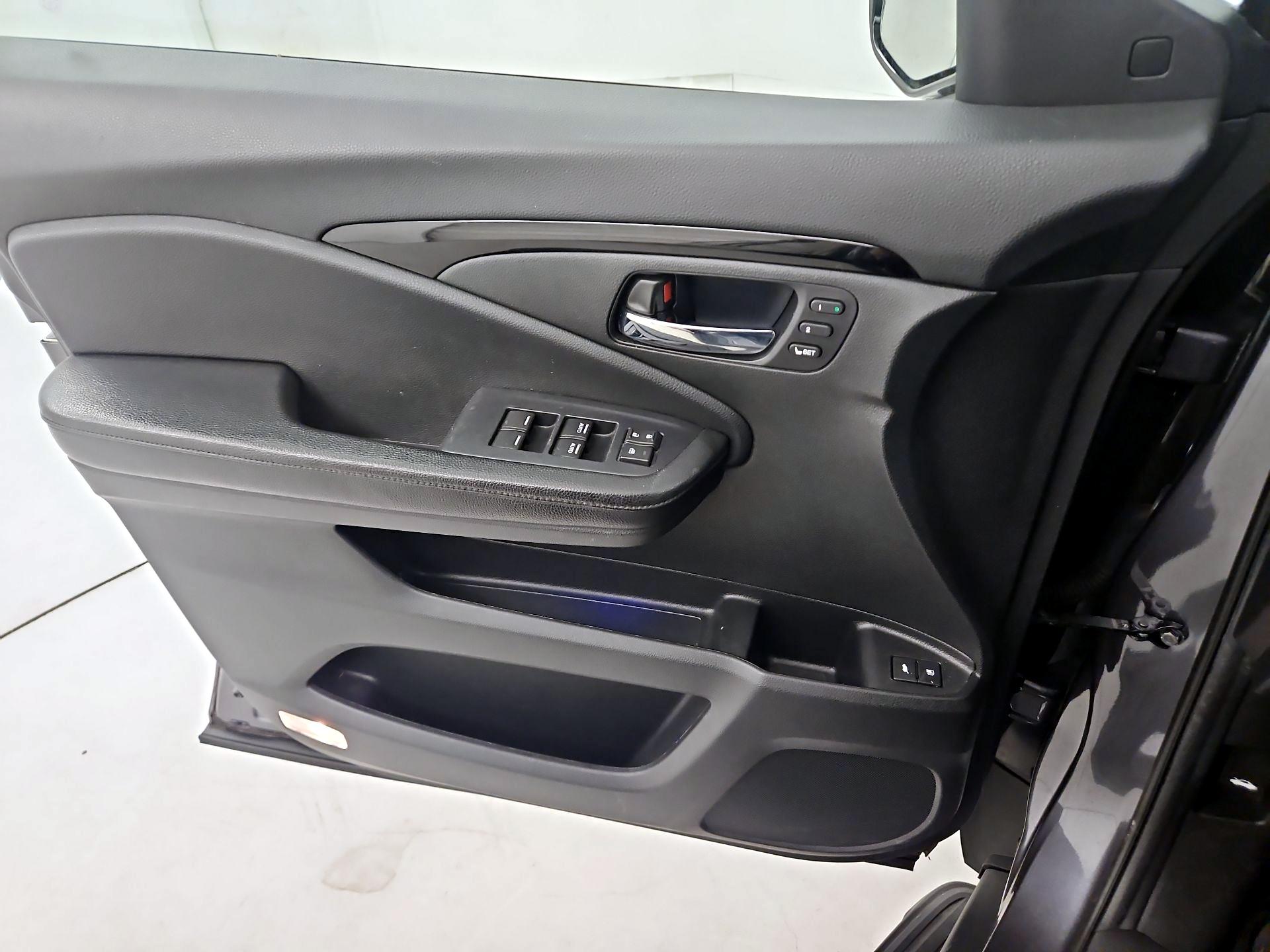 Thumbnail: 2019 Honda Pilot - 12