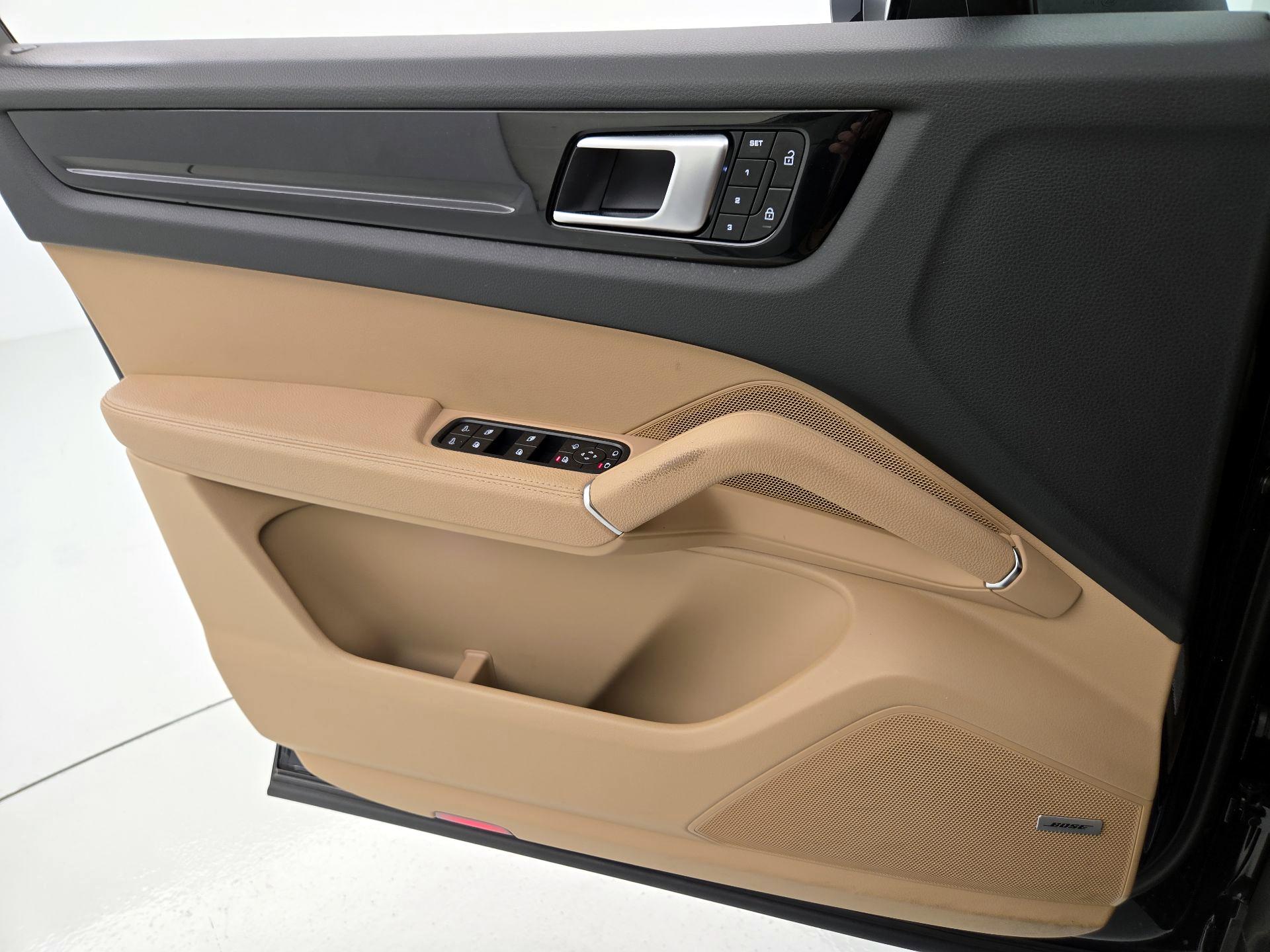 Thumbnail: 2022 Porsche Cayenne - 12