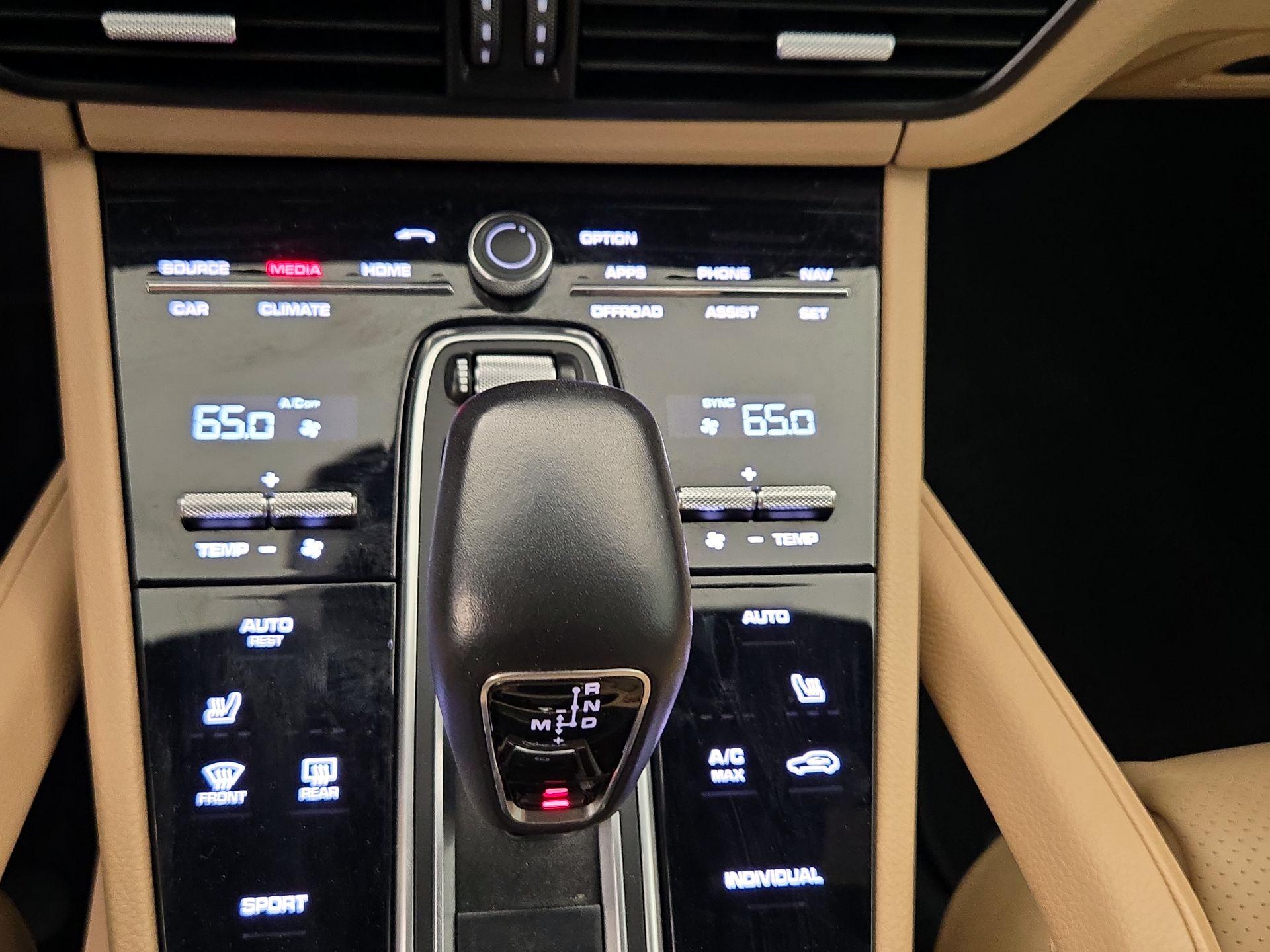 Thumbnail: 2022 Porsche Cayenne - 17