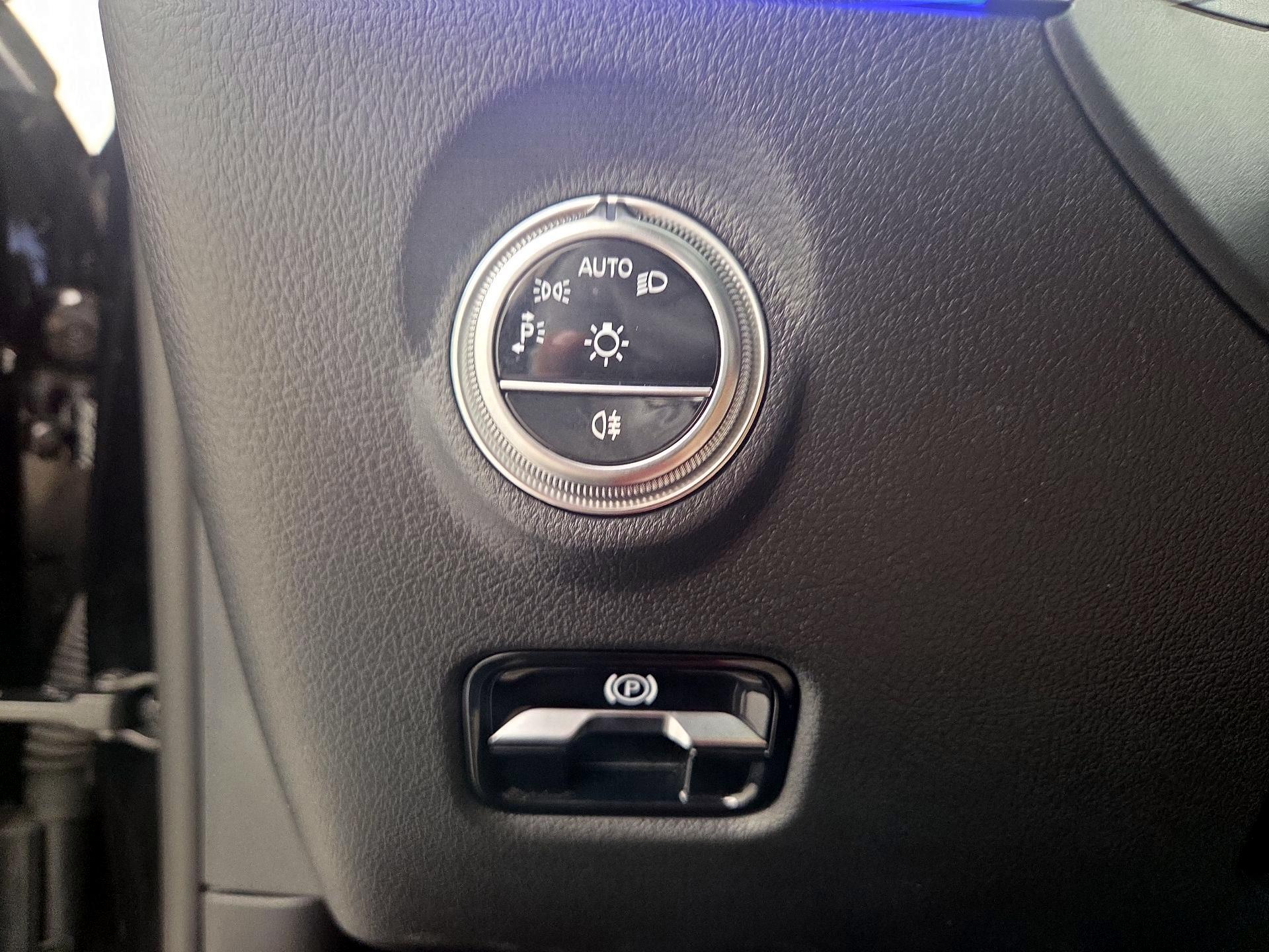 Thumbnail: 2023 Mercedes-Benz C-Class - 13