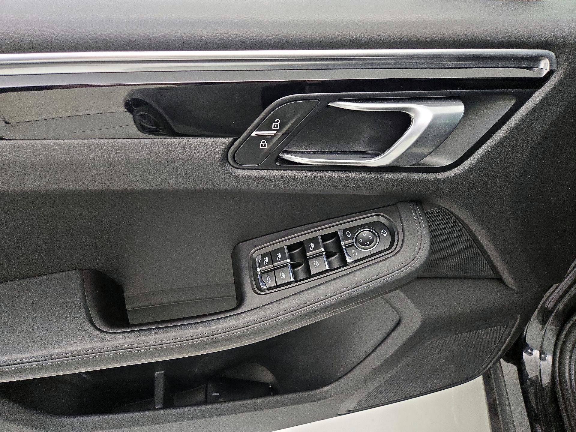 Thumbnail: 2023 Porsche Macan - 12