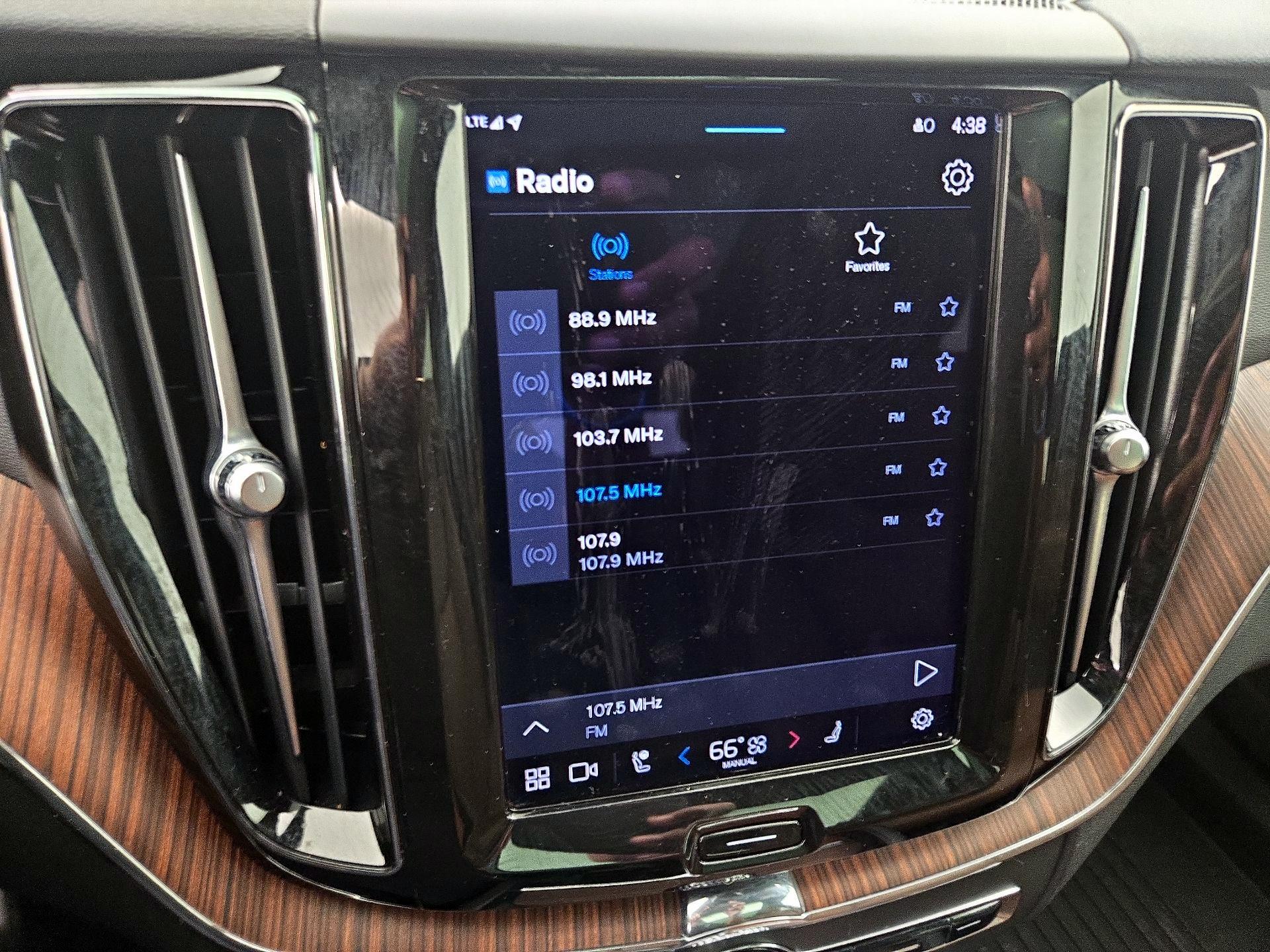 Thumbnail: 2023 Volvo XC60 - 16