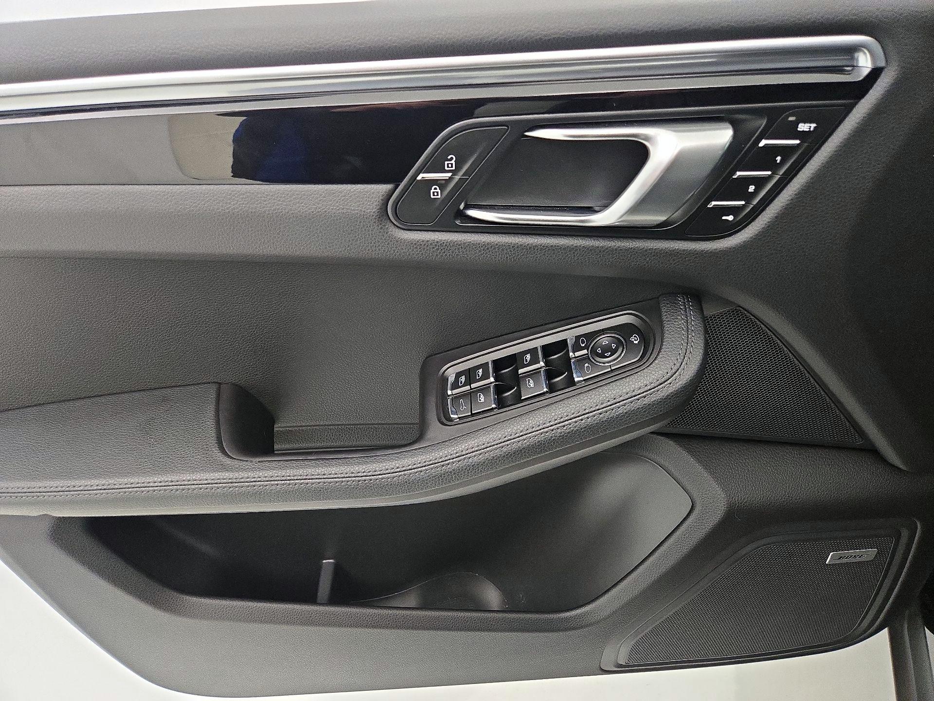 Thumbnail: 2022 Porsche Macan - 12