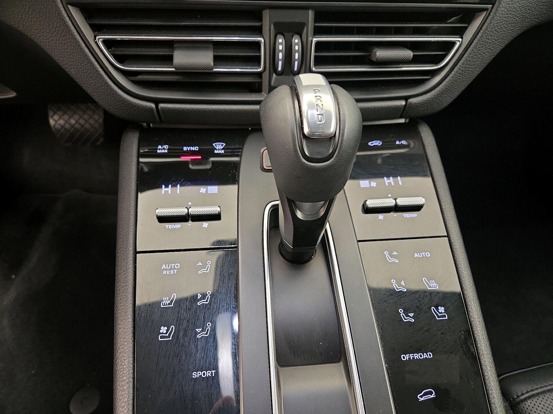 Thumbnail: 2022 Porsche Macan - 17