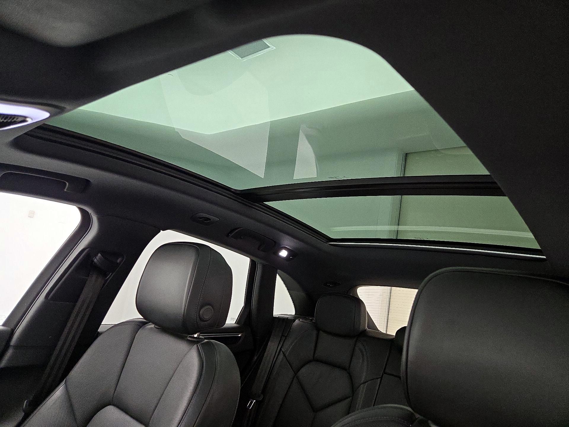 Thumbnail: 2022 Porsche Macan - 20