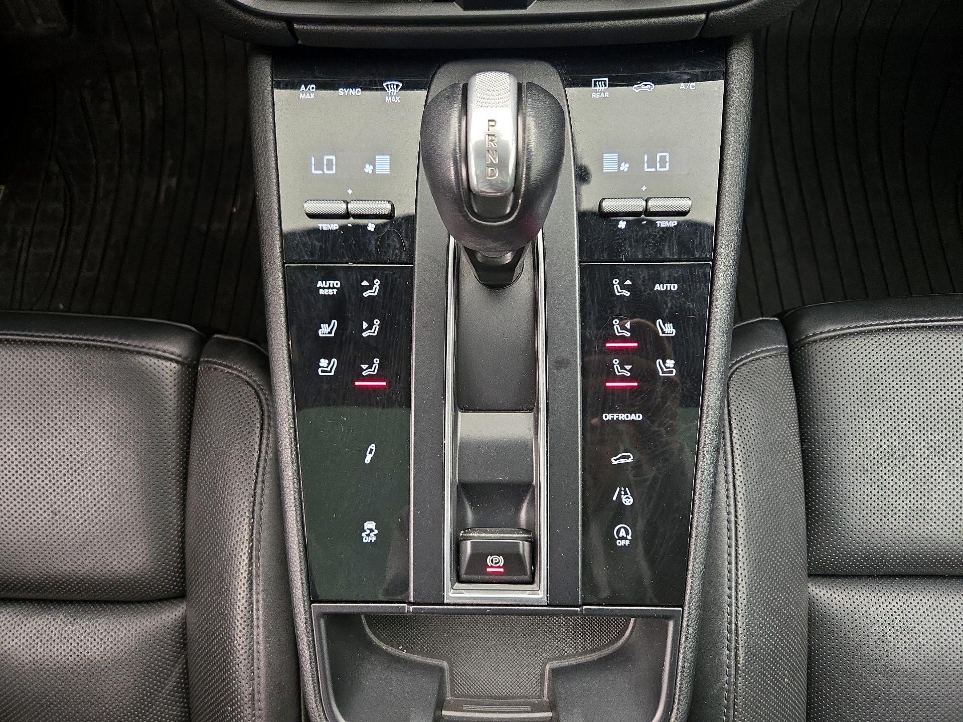 Thumbnail: 2023 Porsche Macan - 18