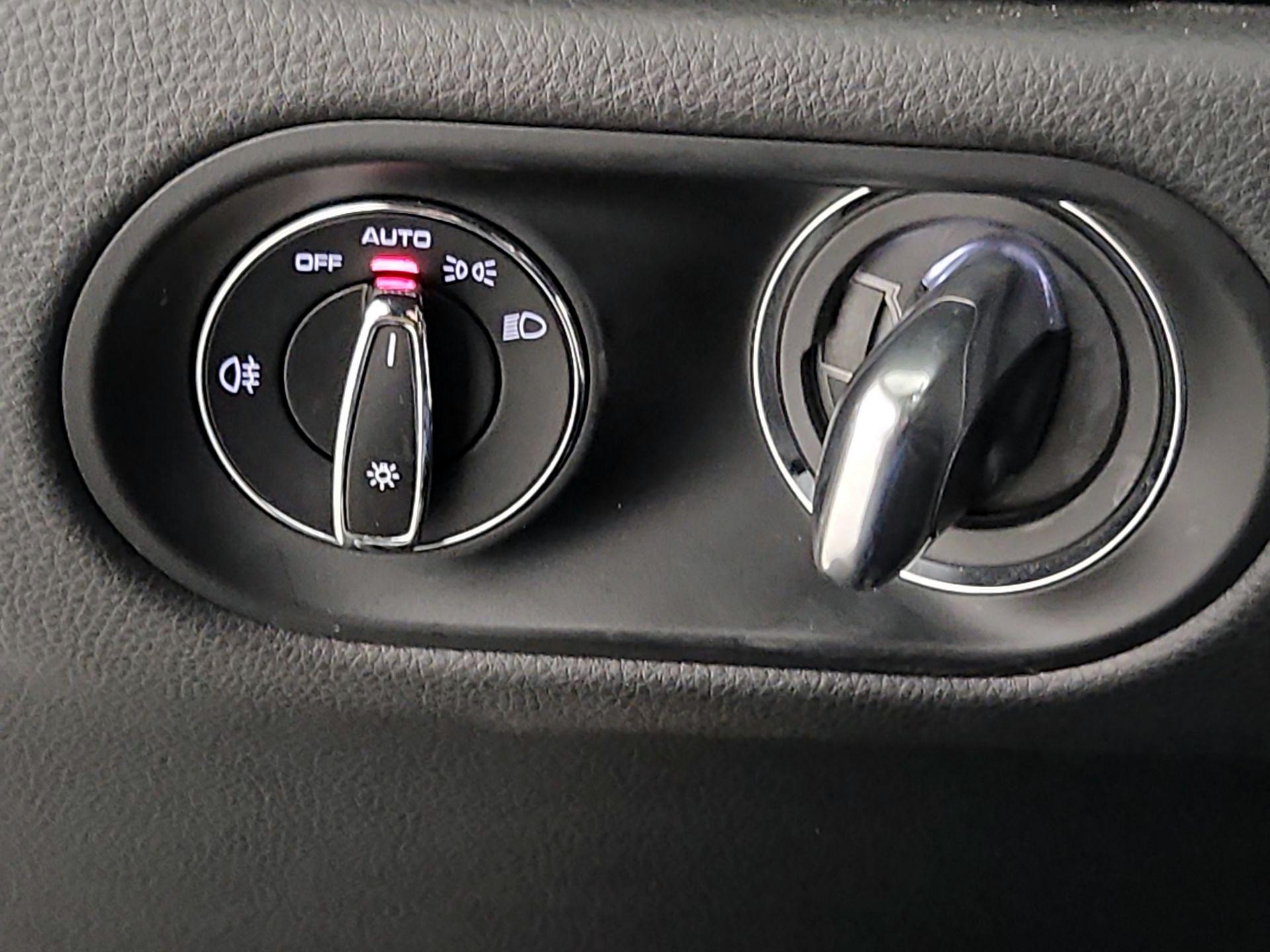 Thumbnail: 2022 Porsche Macan - 13