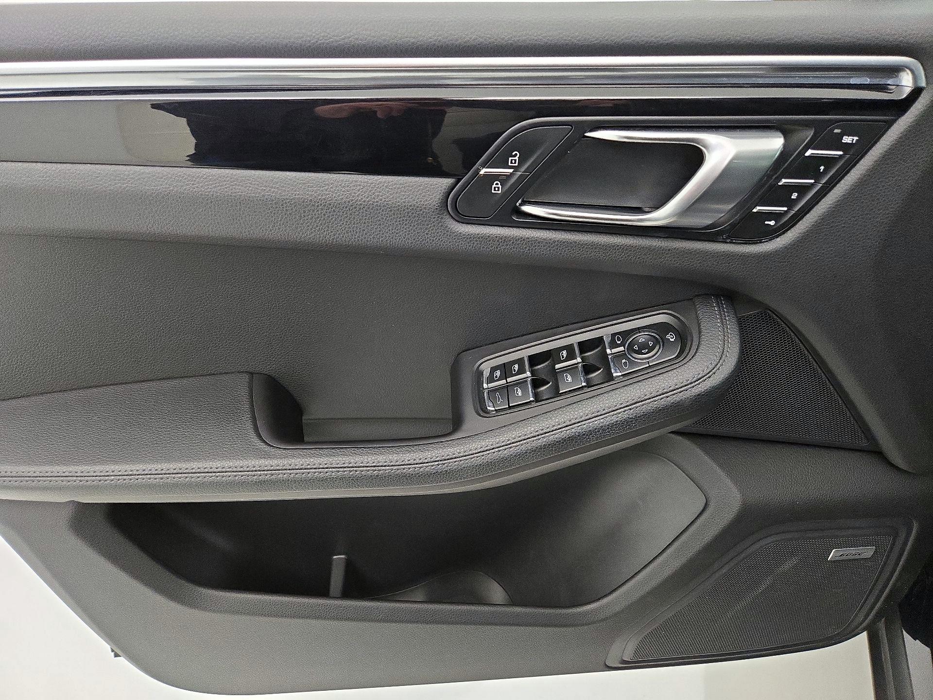 Thumbnail: 2022 Porsche Macan - 12