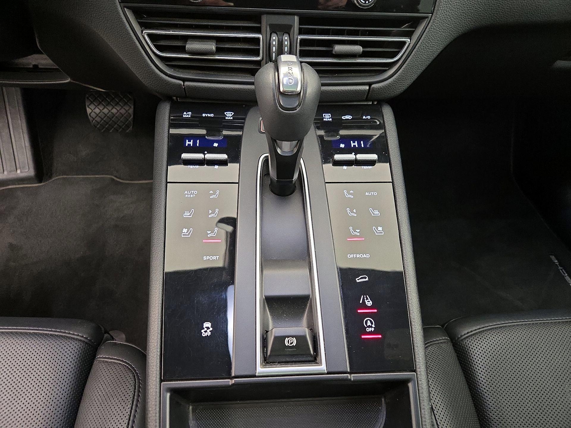 Thumbnail: 2022 Porsche Macan - 18