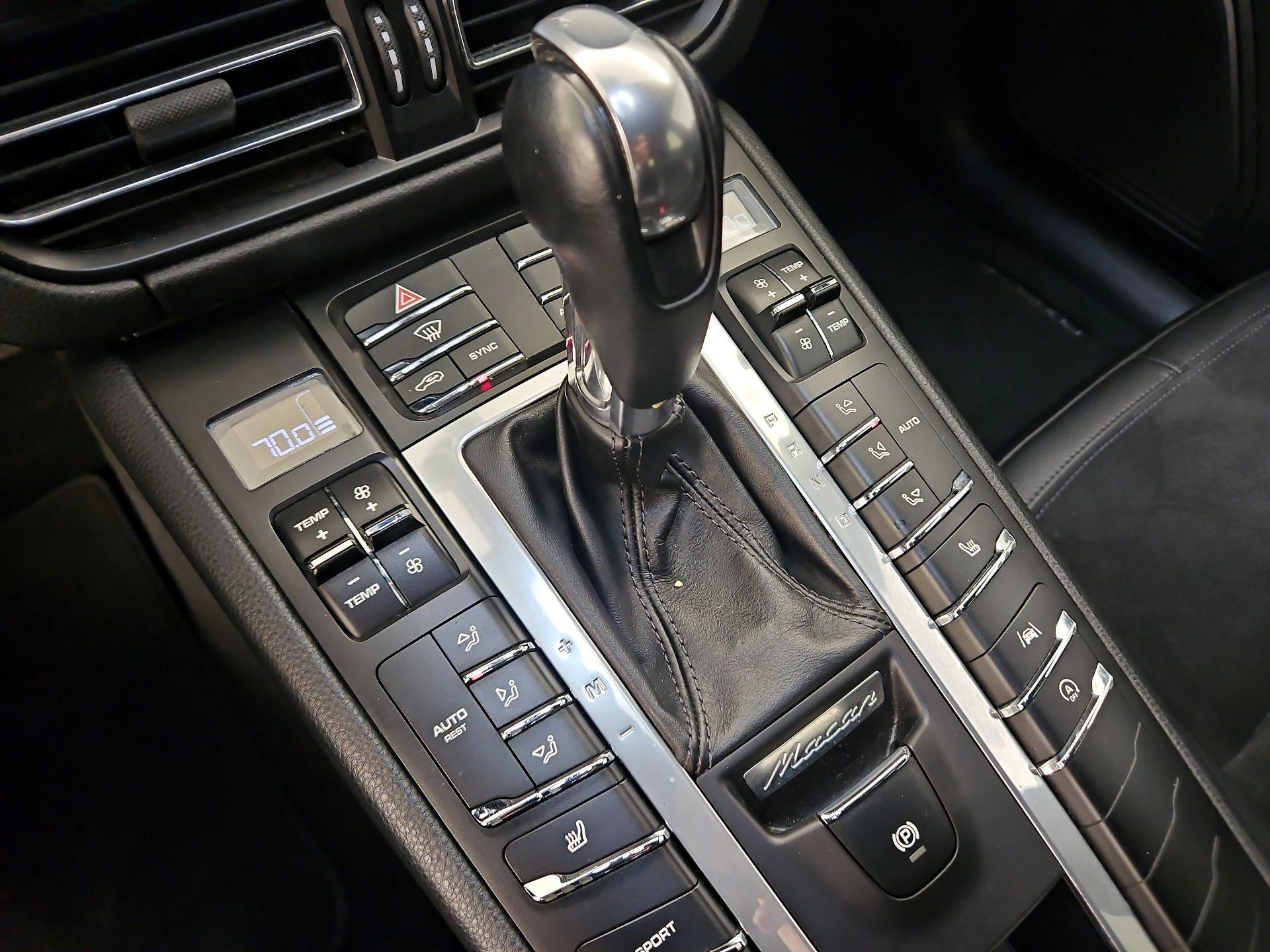 Thumbnail: 2021 Porsche Macan - 18