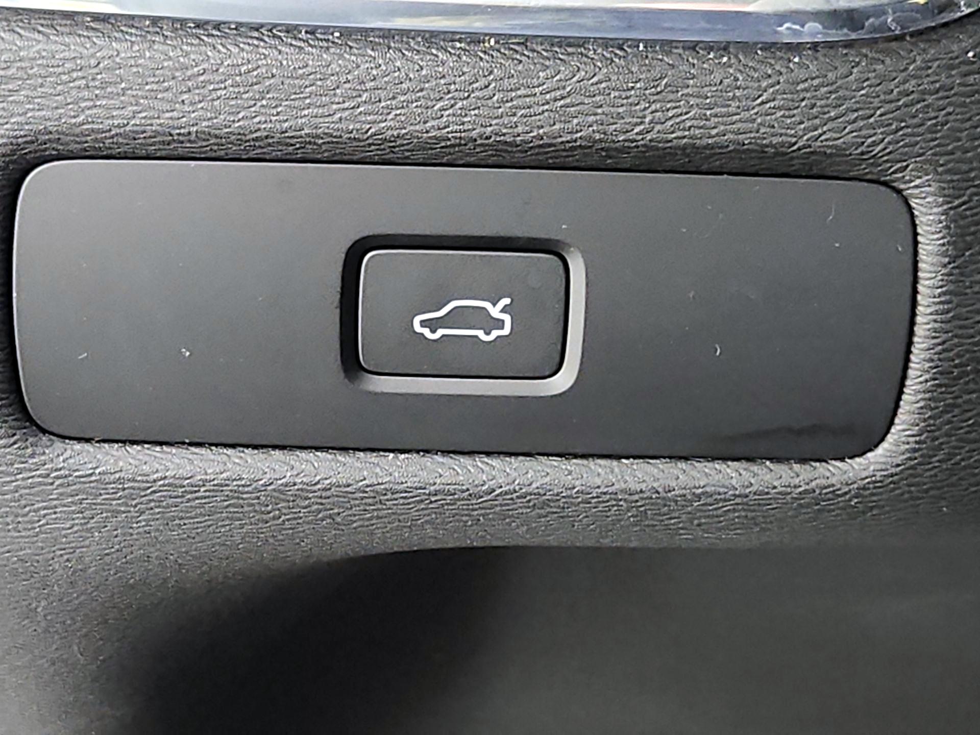 Thumbnail: 2023 Volvo XC60 - 13