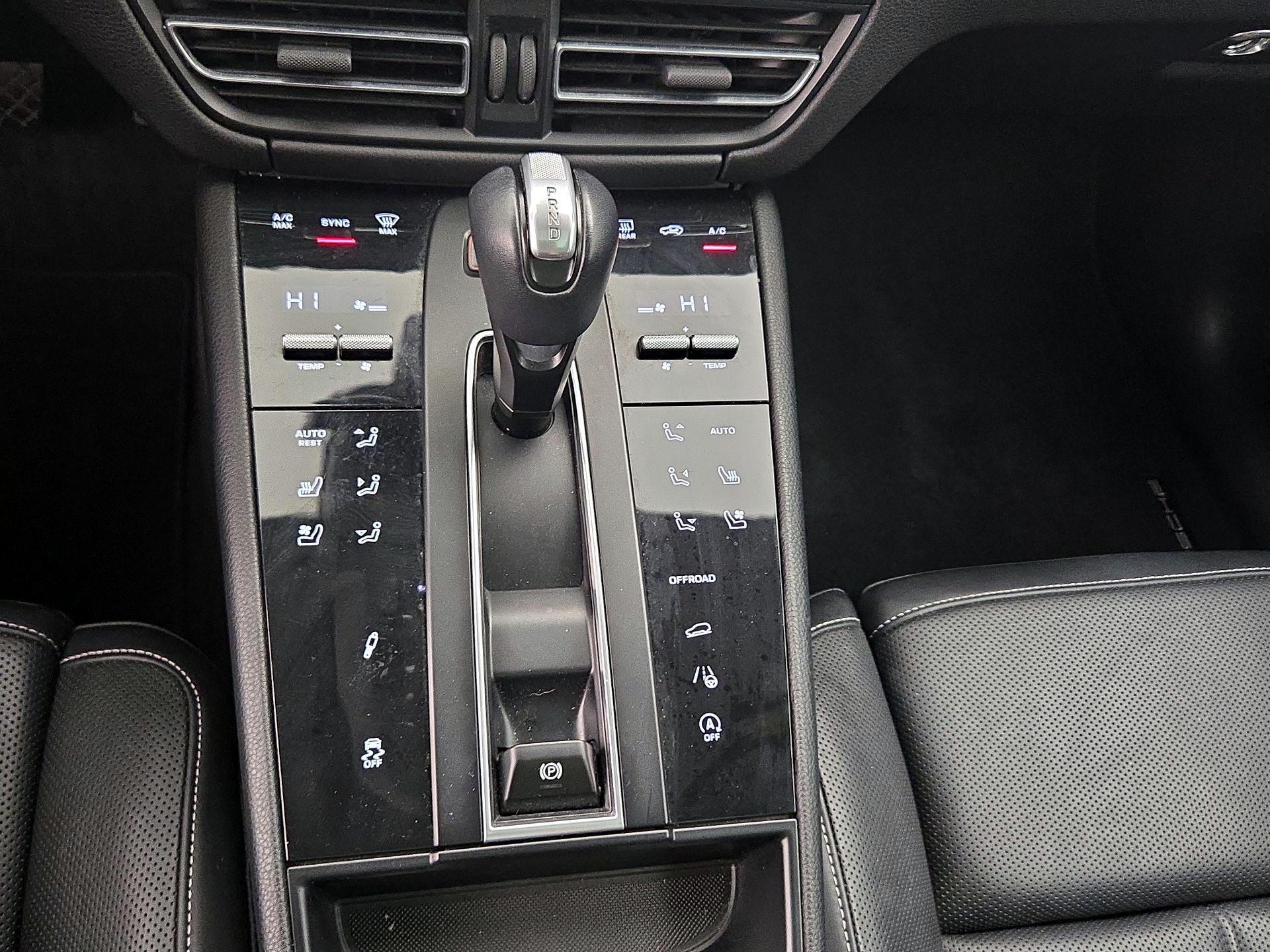 Thumbnail: 2023 Porsche Macan - 18