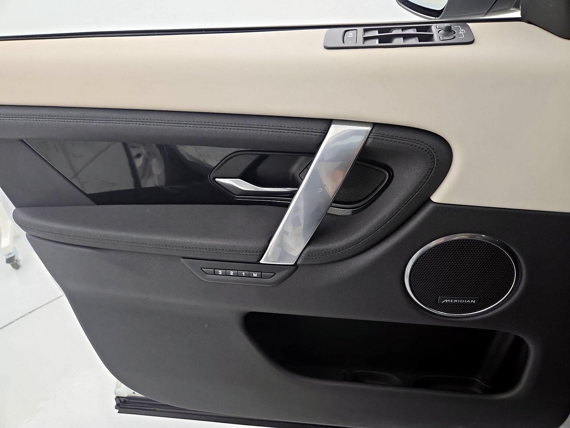 Thumbnail: 2022 Land Rover Discovery Sport - 12