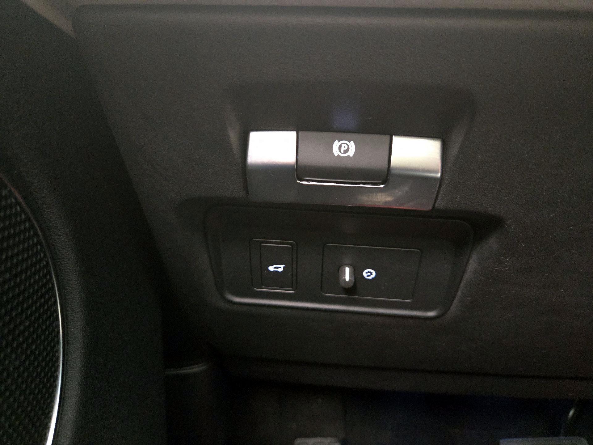 Thumbnail: 2022 Land Rover Discovery Sport - 13