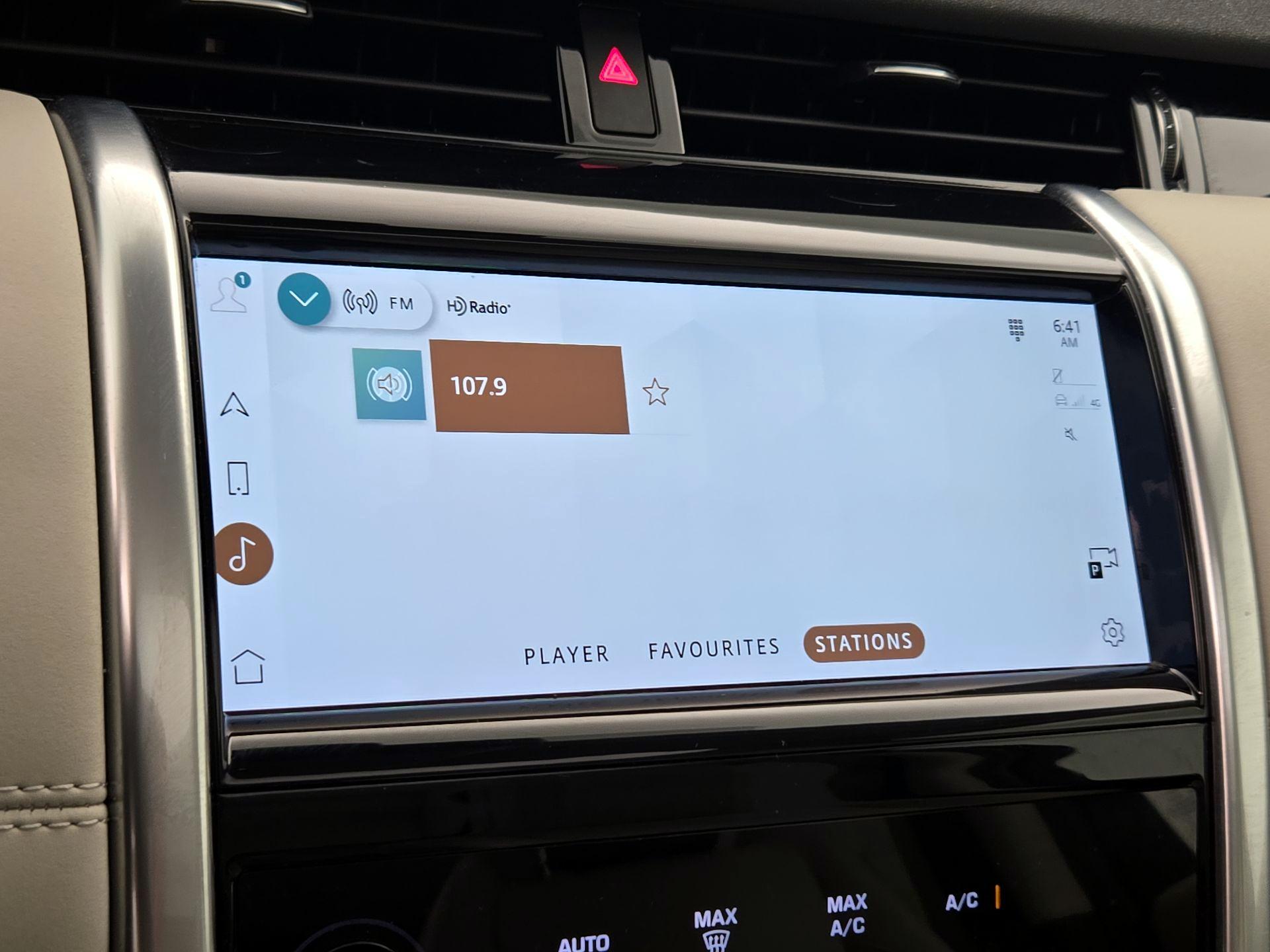 Thumbnail: 2022 Land Rover Discovery Sport - 16