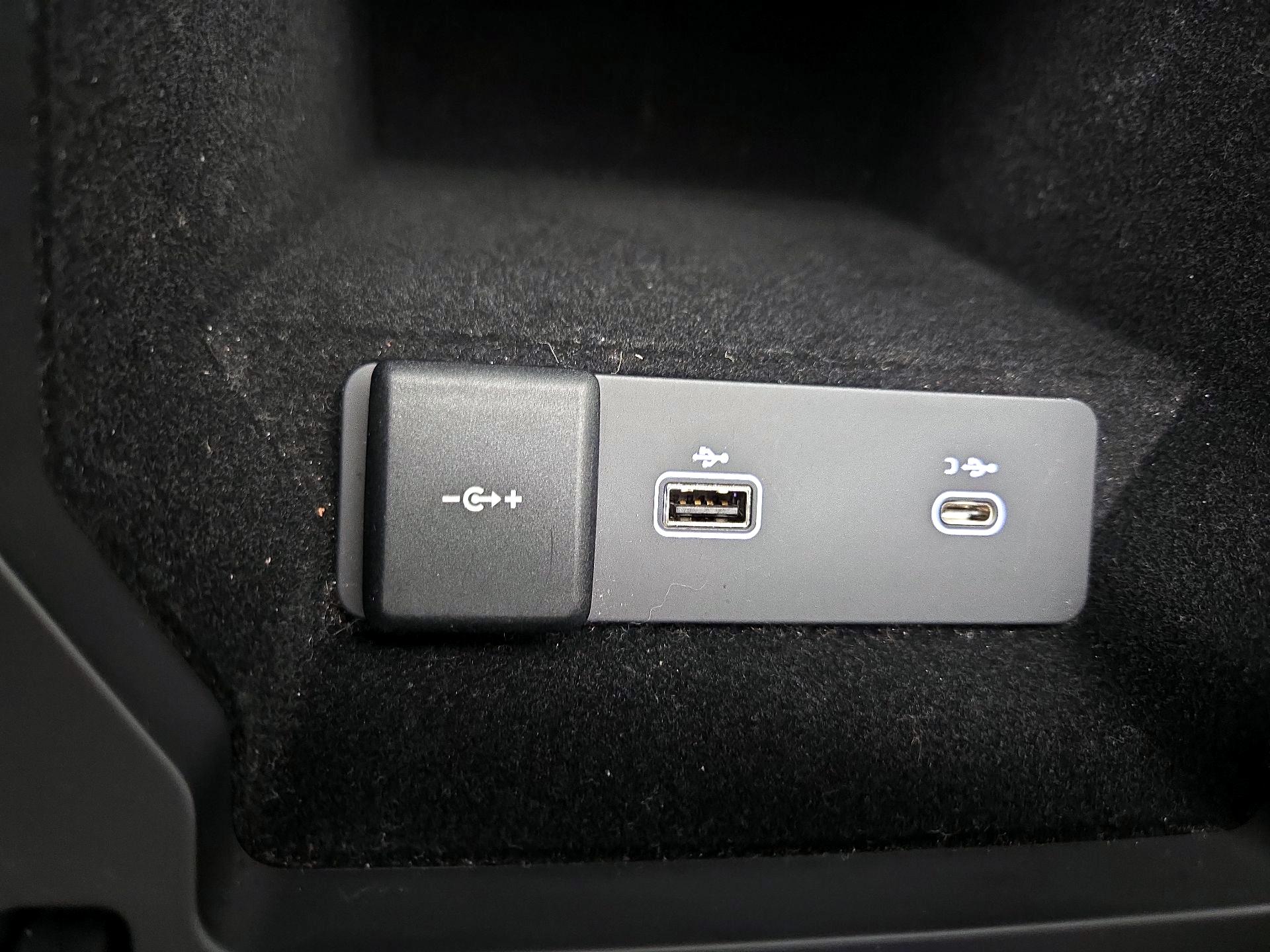 Thumbnail: 2022 Land Rover Discovery Sport - 19