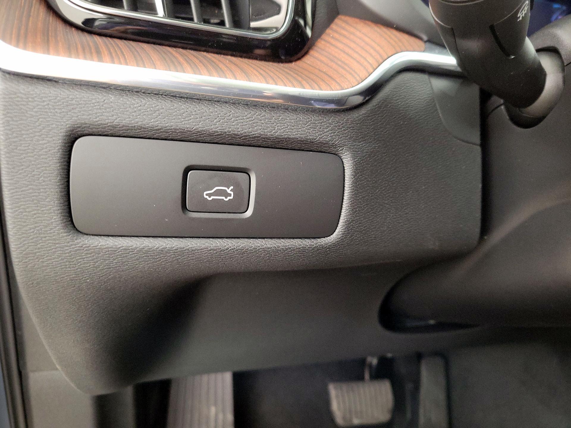 Thumbnail: 2023 Volvo XC60 - 13