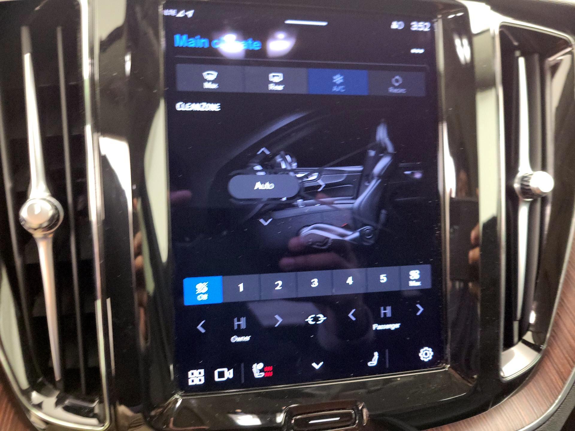 Thumbnail: 2023 Volvo XC60 - 17