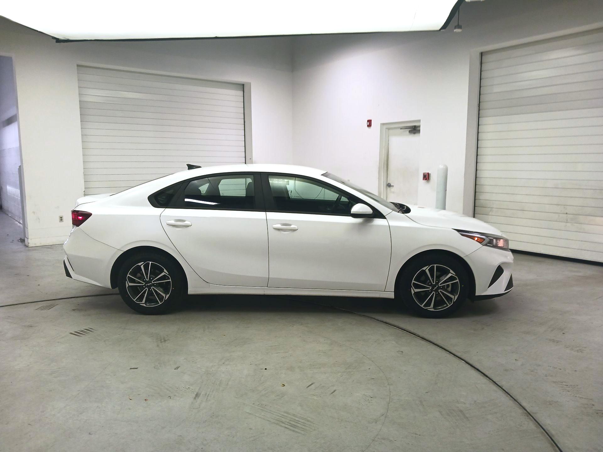 Thumbnail: 2023 Kia Forte - 4