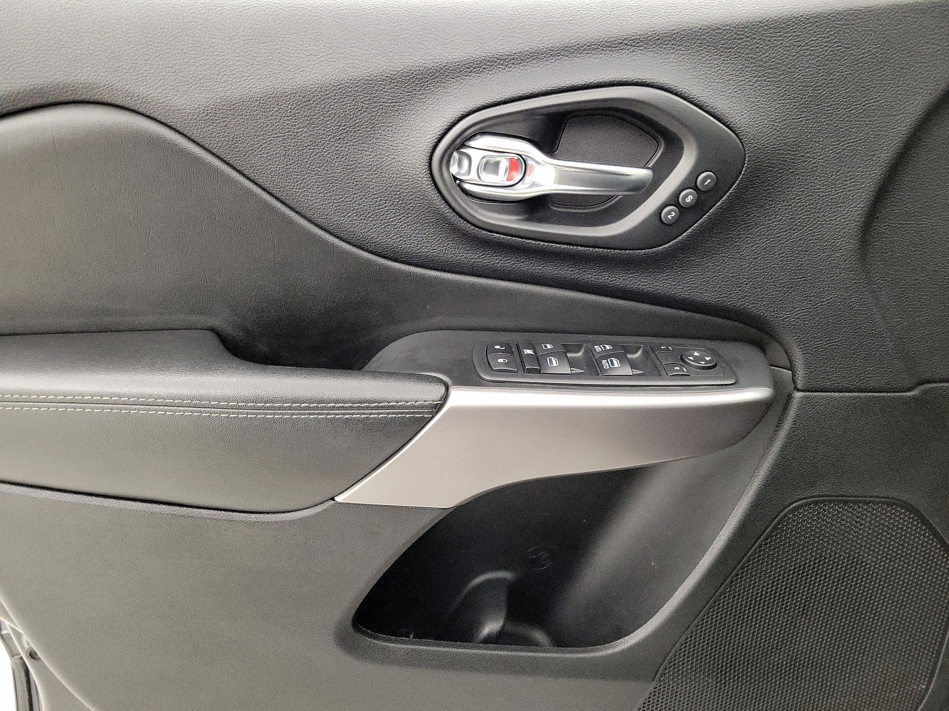 Thumbnail: 2021 Jeep Cherokee - 12