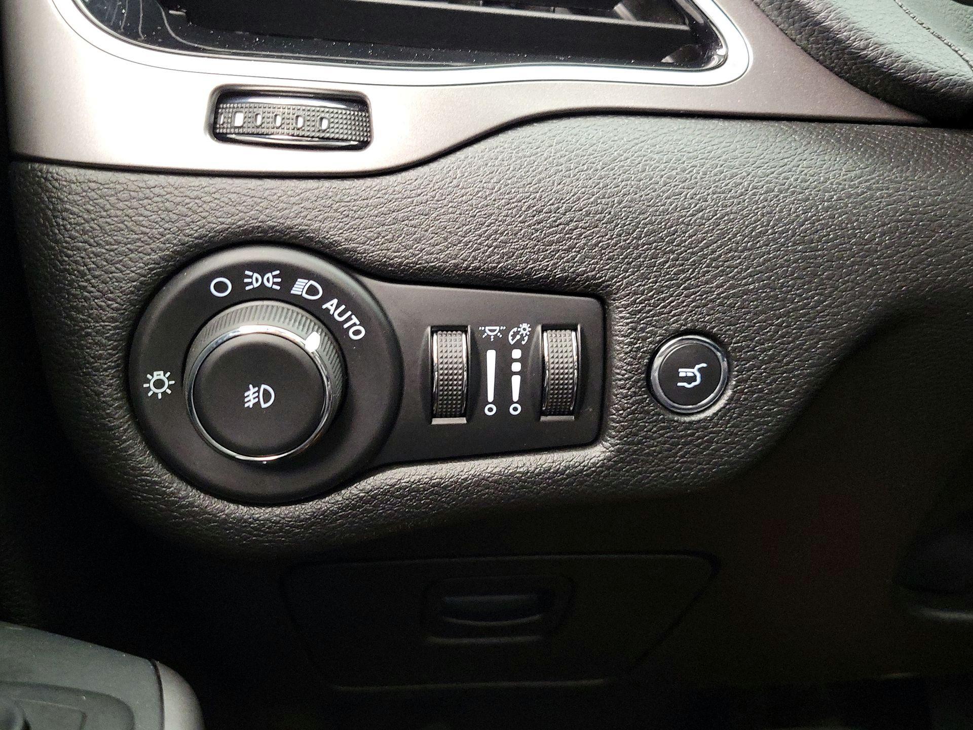 Thumbnail: 2021 Jeep Cherokee - 13