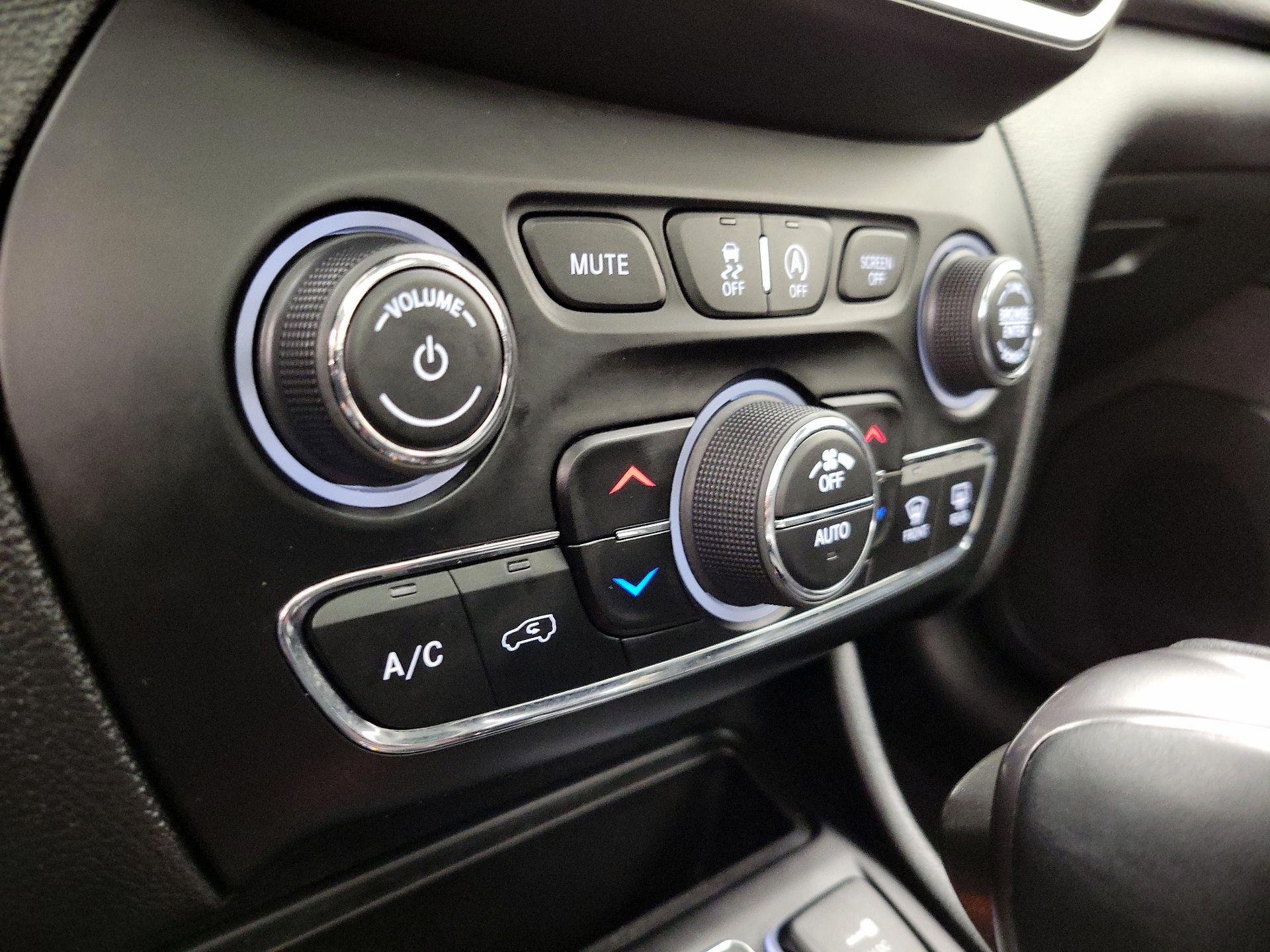 Thumbnail: 2021 Jeep Cherokee - 16