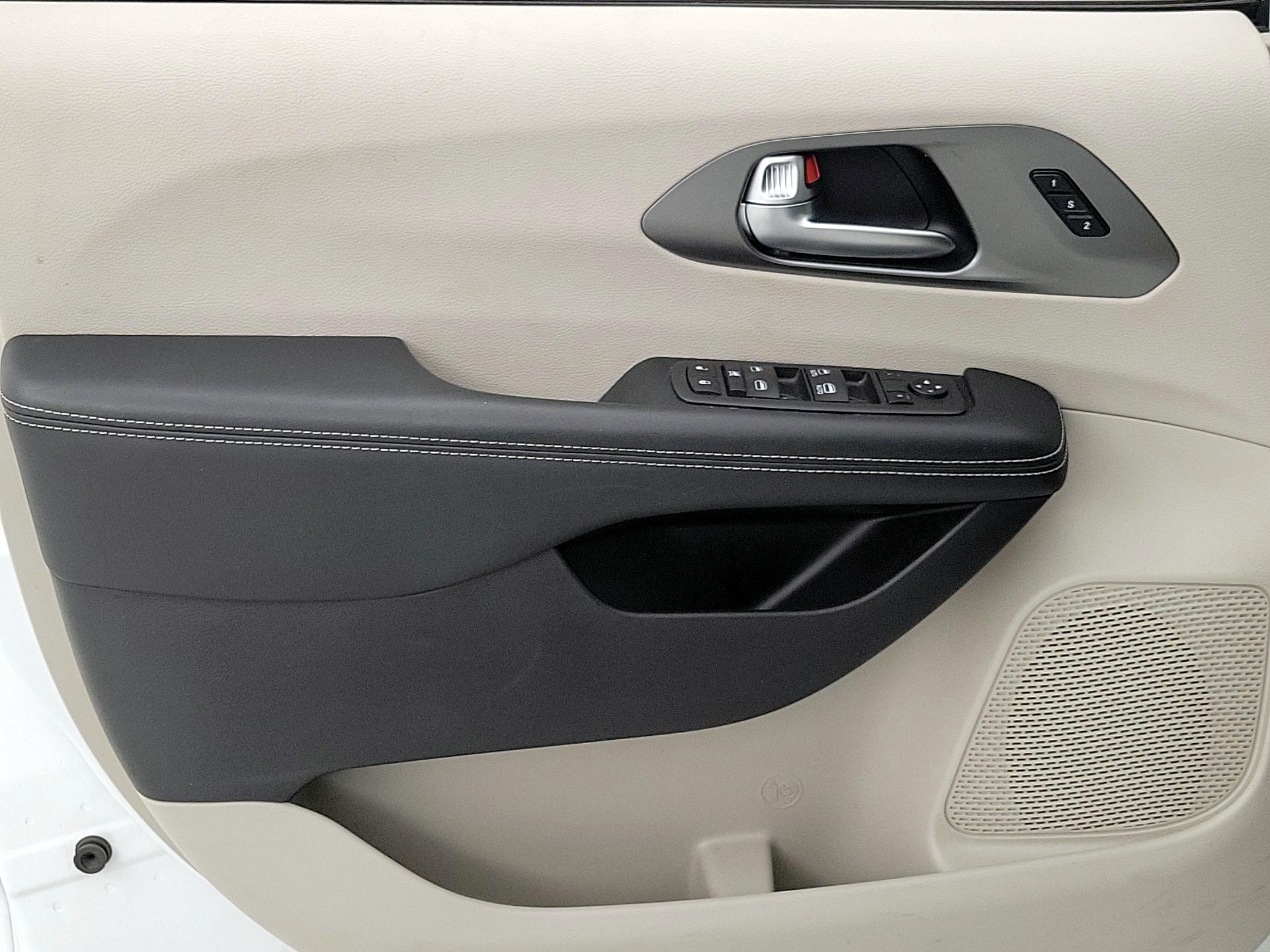 Thumbnail: 2022 Chrysler Pacifica - 12