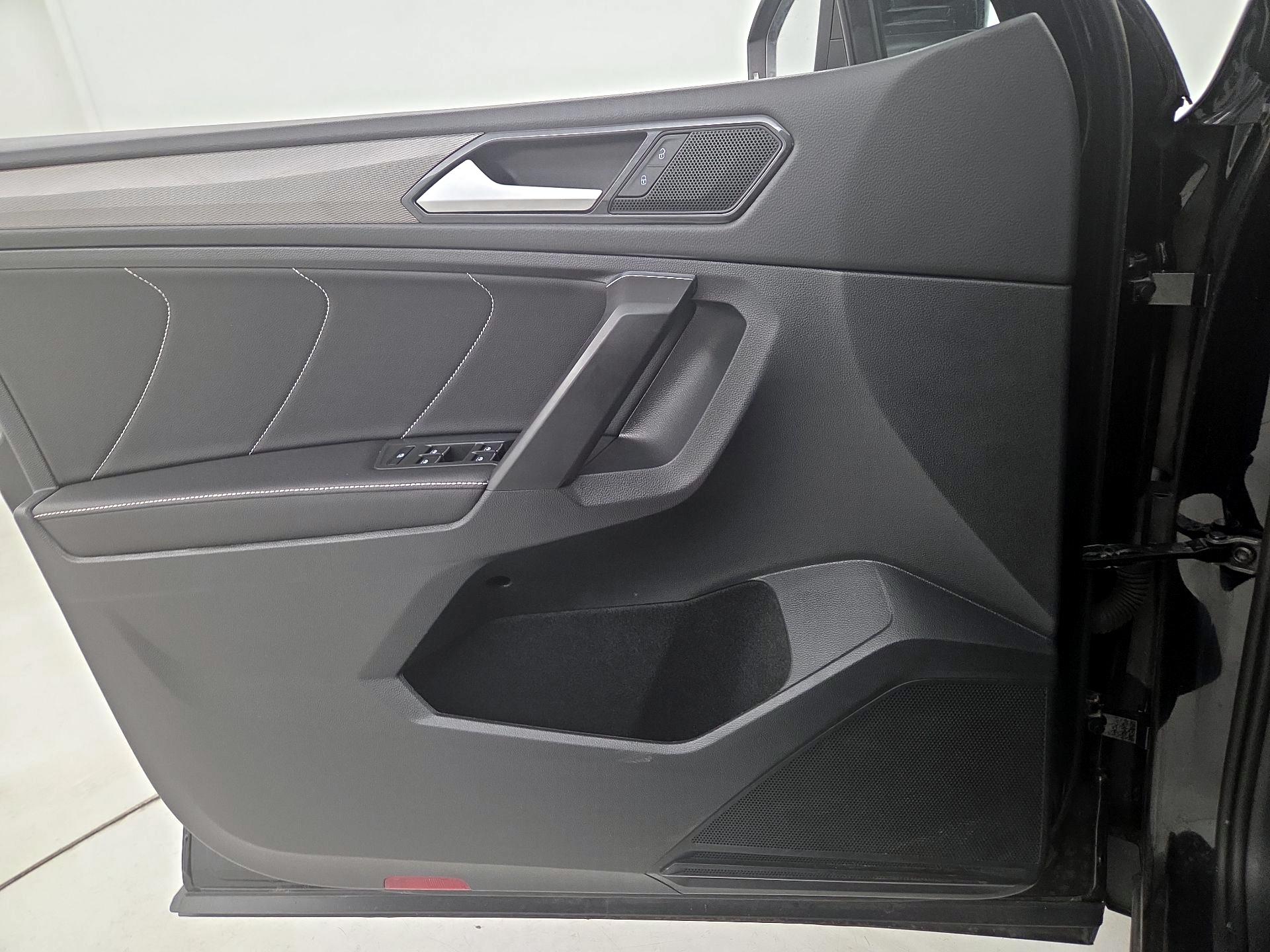 Thumbnail: 2023 Volkswagen Tiguan - 12