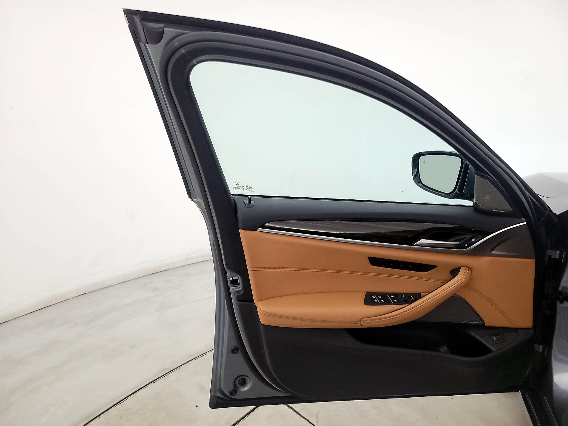 Thumbnail: 2021 BMW 5 Series - 12