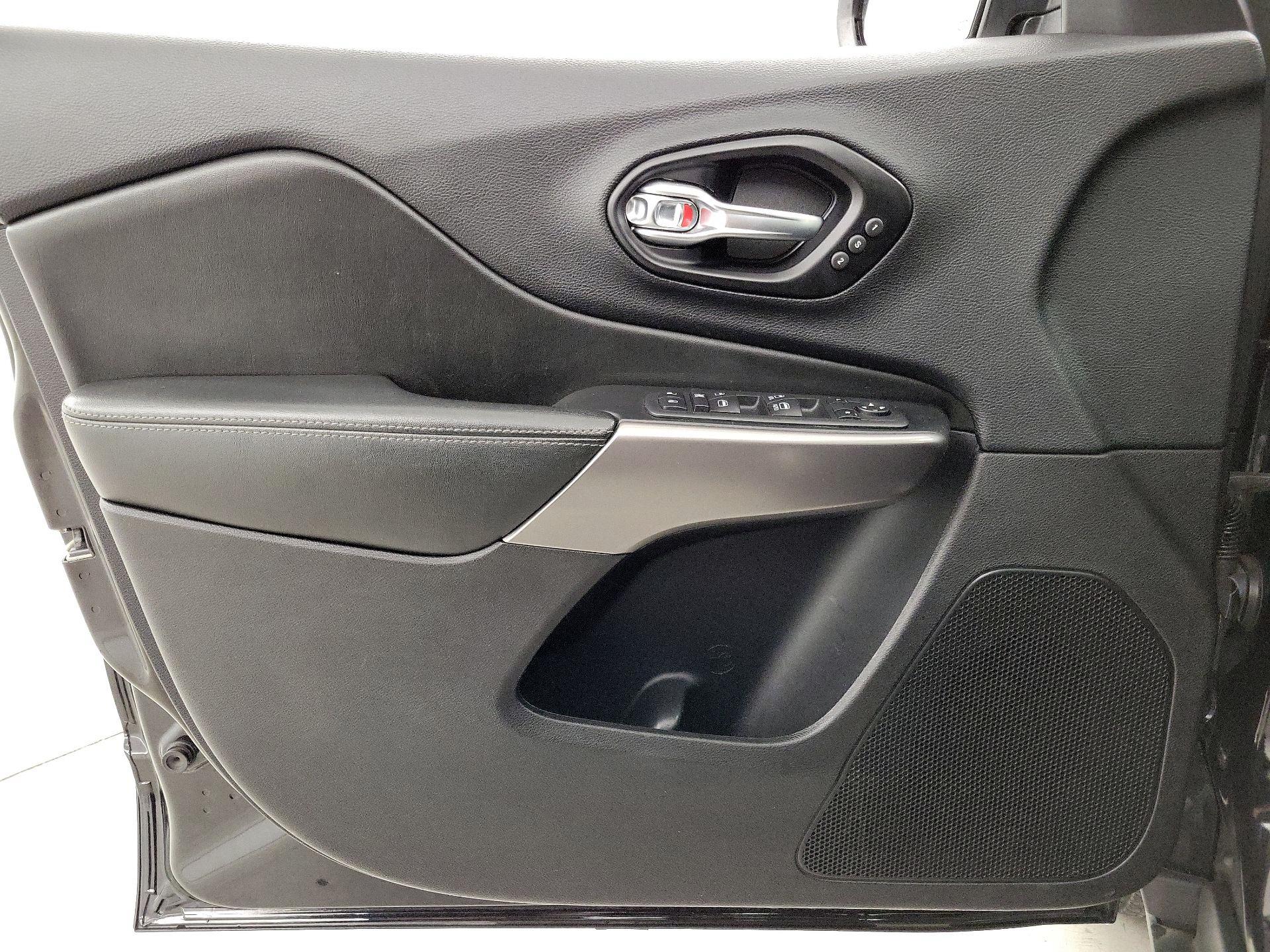 Thumbnail: 2021 Jeep Cherokee - 12