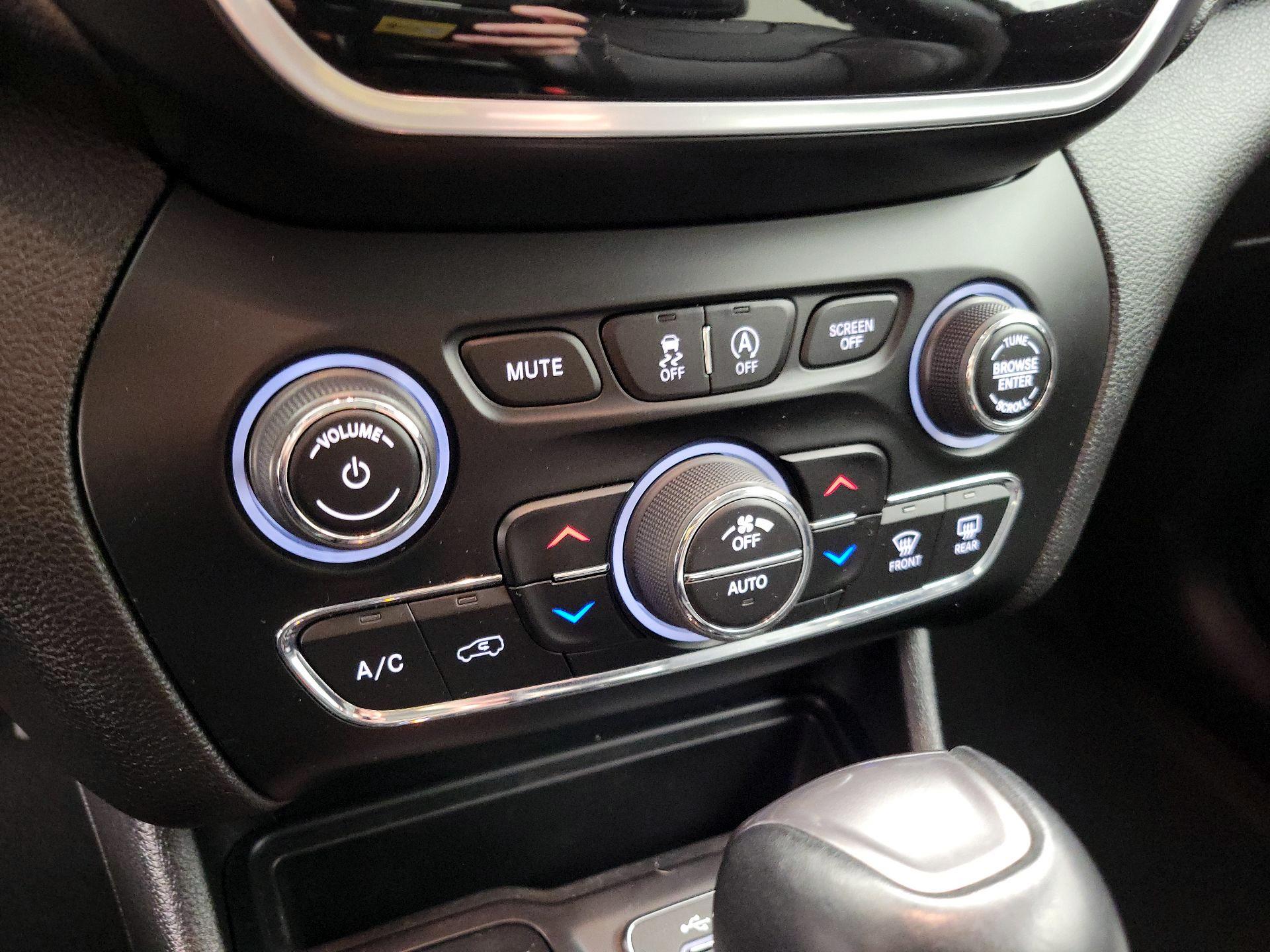 Thumbnail: 2021 Jeep Cherokee - 16