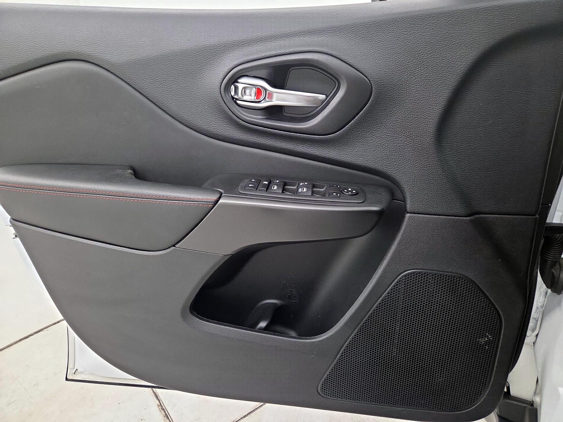 Thumbnail: 2022 Jeep Cherokee - 12