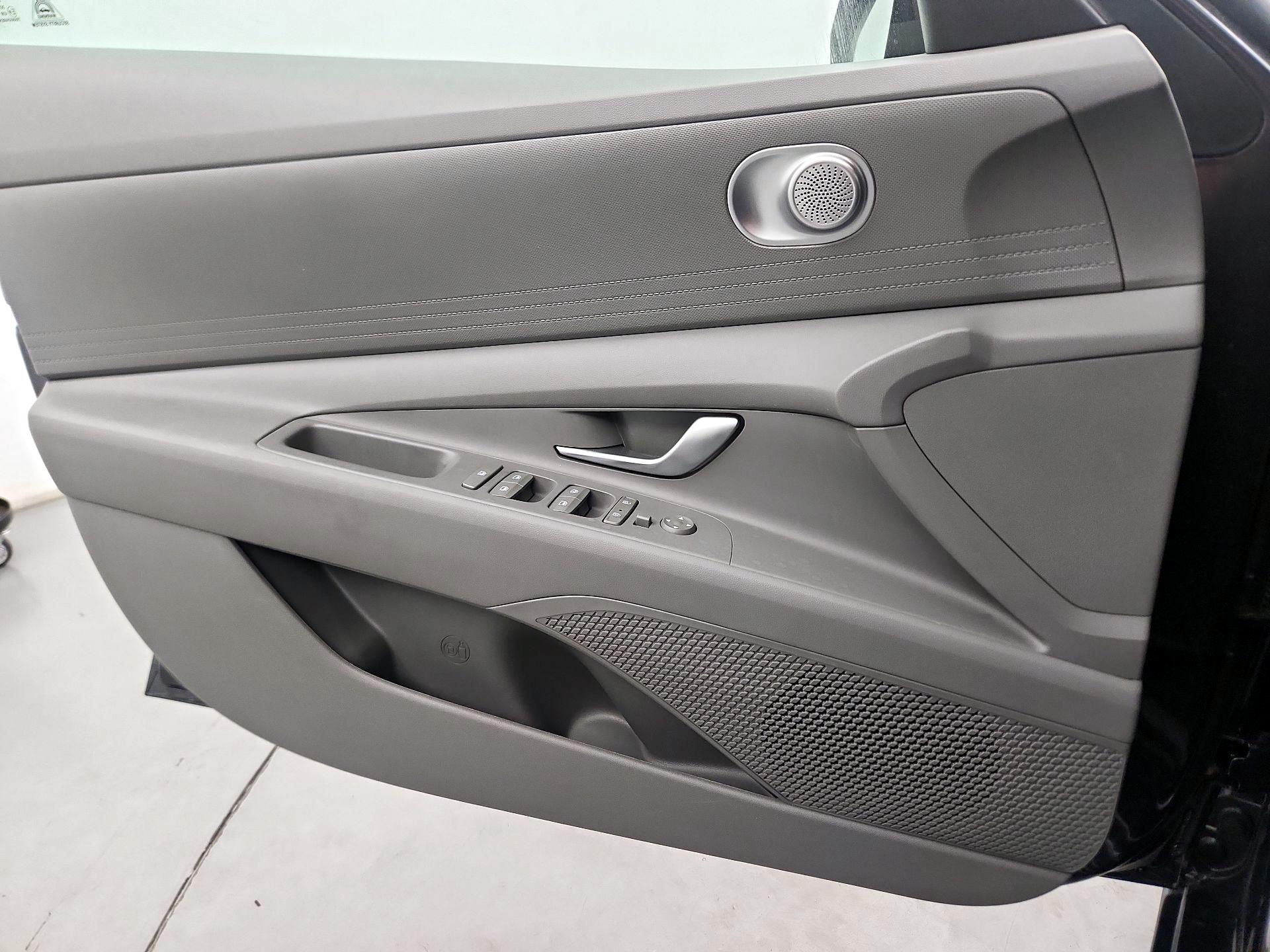 Thumbnail: 2023 Hyundai Elantra - 10