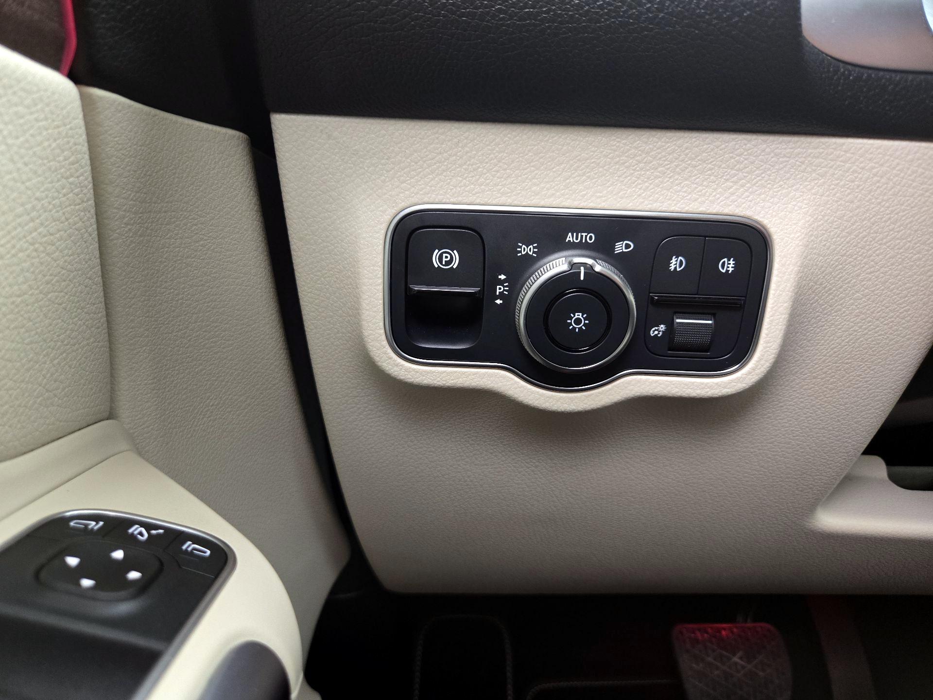 Thumbnail: 2023 Mercedes-Benz GLB - 13