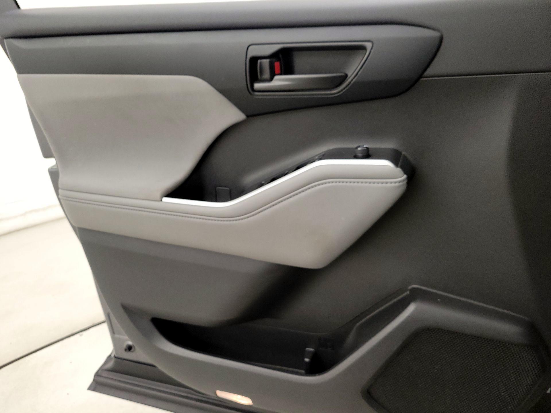 Thumbnail: 2023 Toyota Highlander - 12