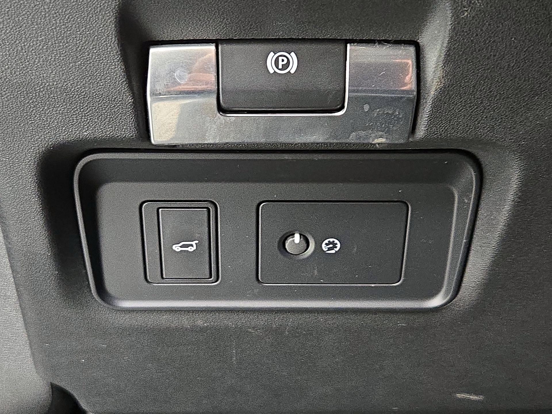 Thumbnail: 2020 Land Rover Discovery Sport - 13