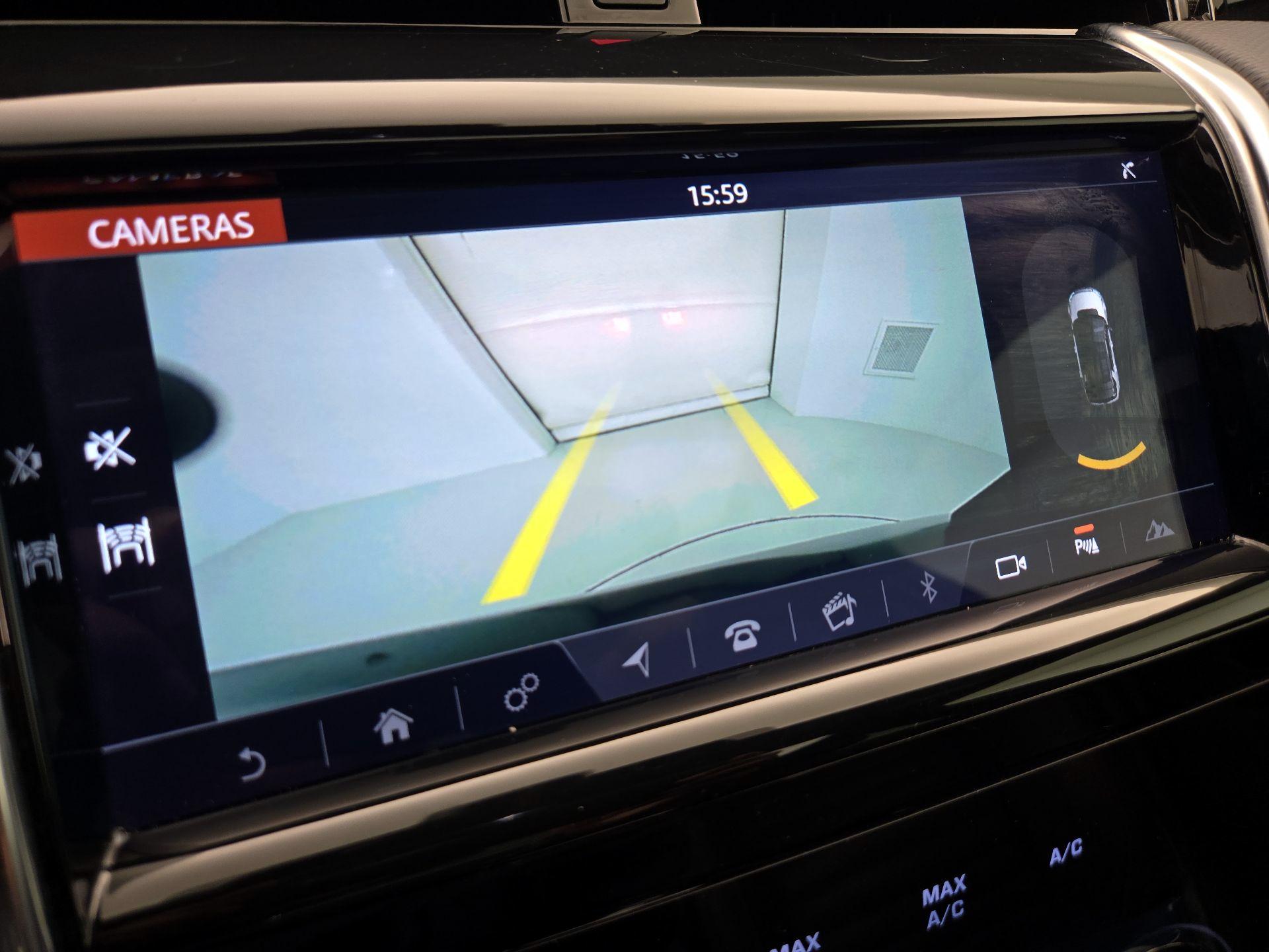 Thumbnail: 2020 Land Rover Discovery Sport - 15