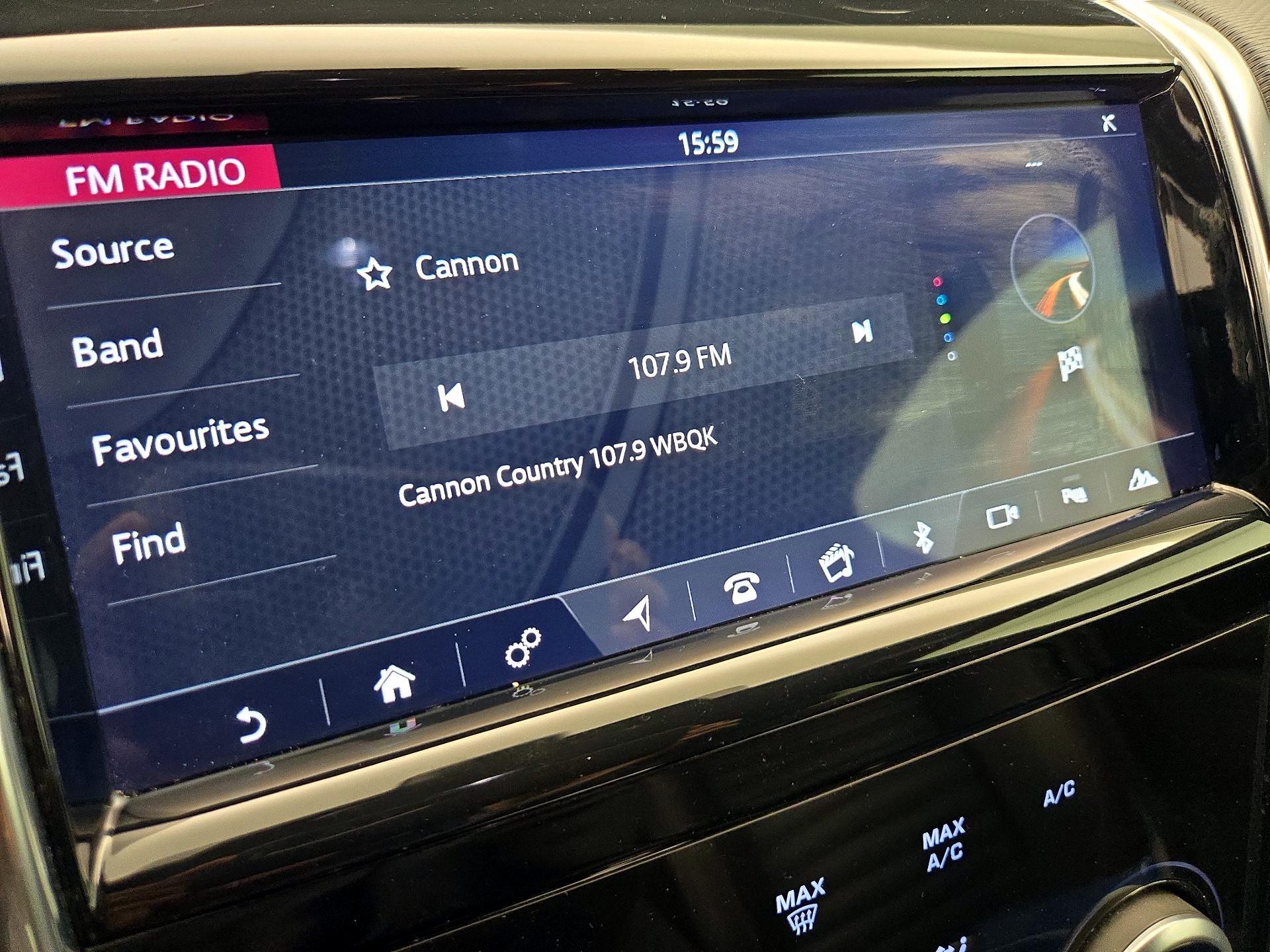 Thumbnail: 2020 Land Rover Discovery Sport - 16