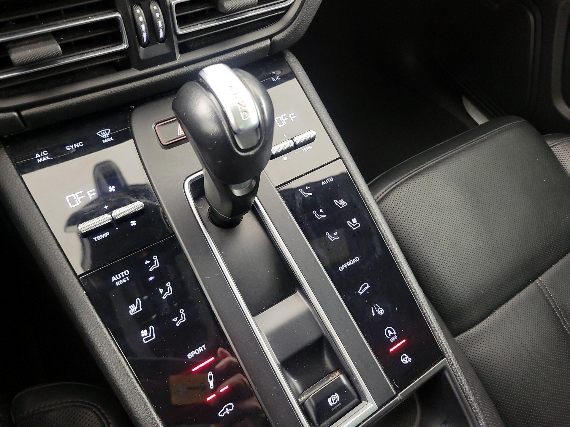 Thumbnail: 2022 Porsche Macan - 18