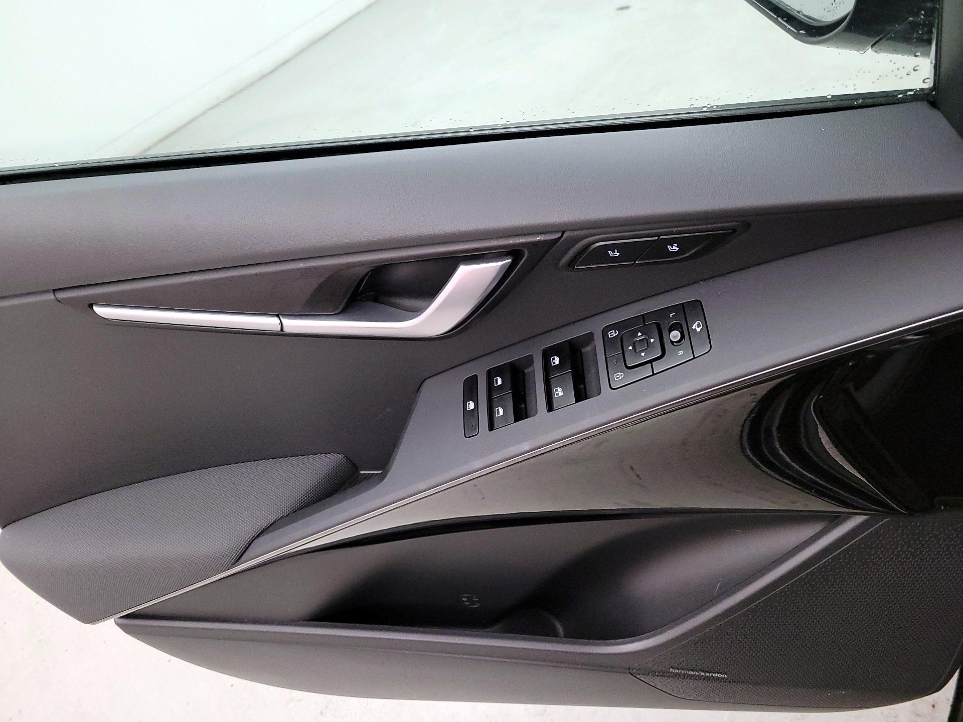 Thumbnail: 2023 Kia Niro - 12