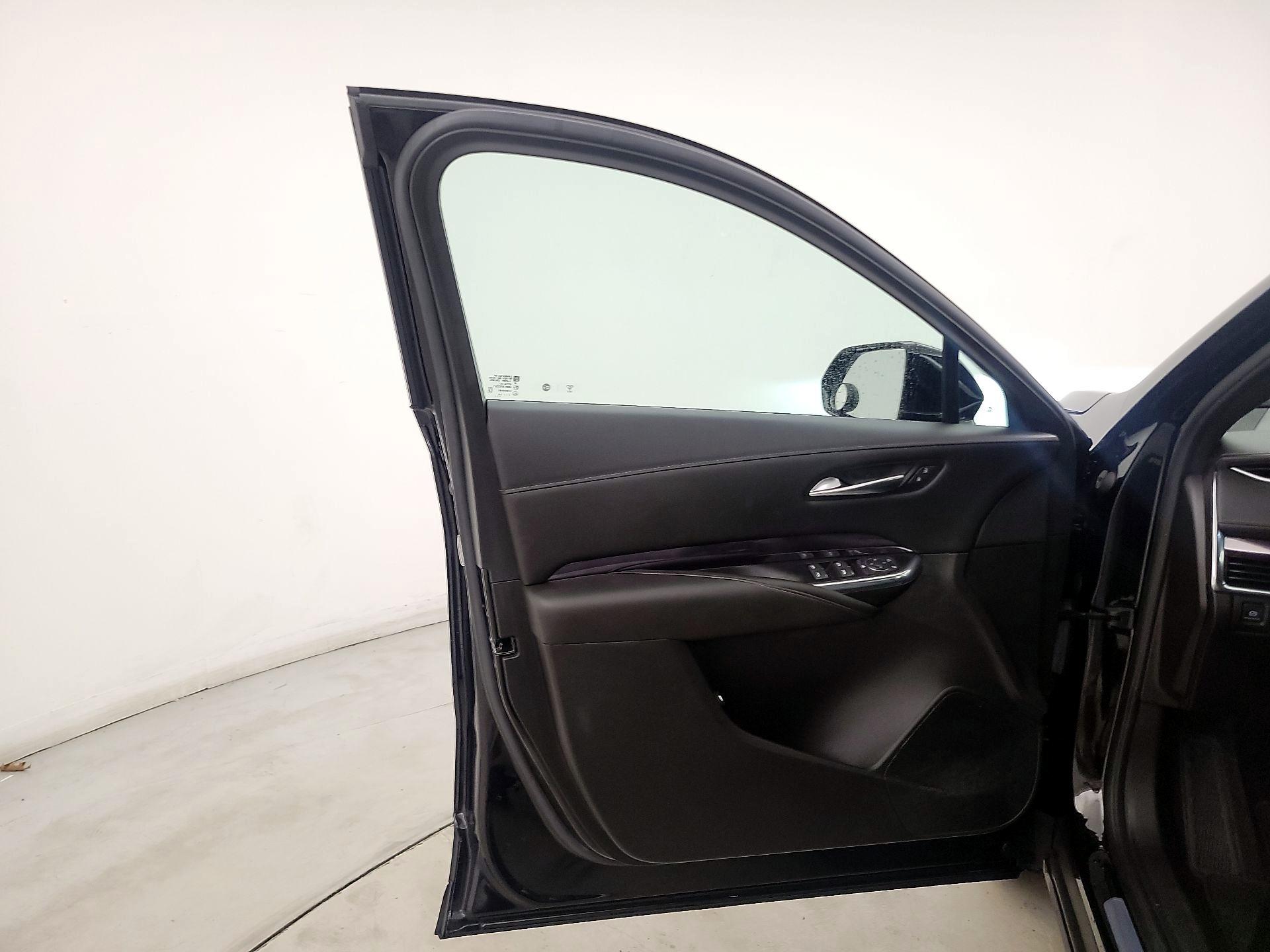 Thumbnail: 2021 Cadillac XT4 - 12