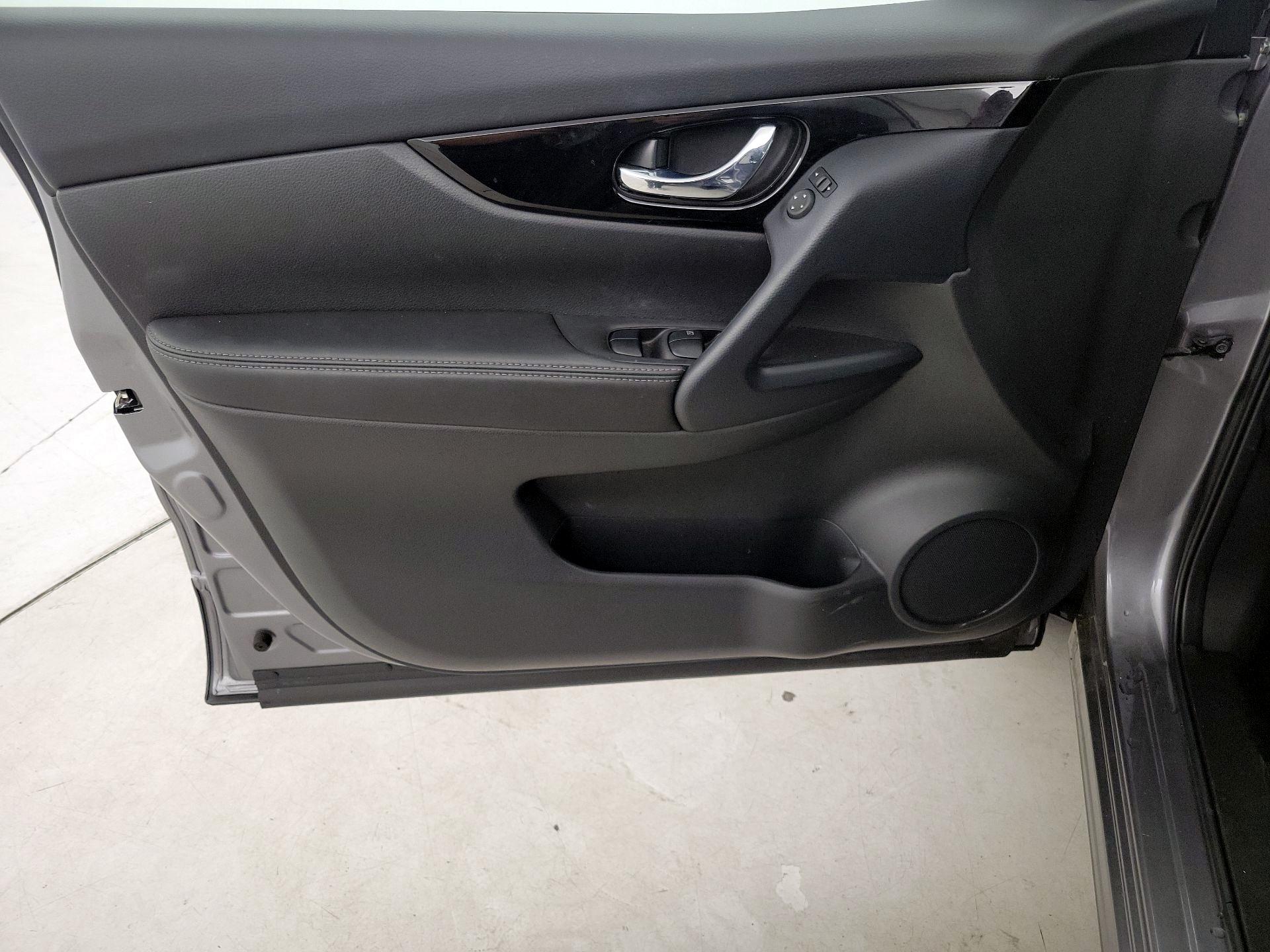 Thumbnail: 2022 Nissan Rogue Sport - 12