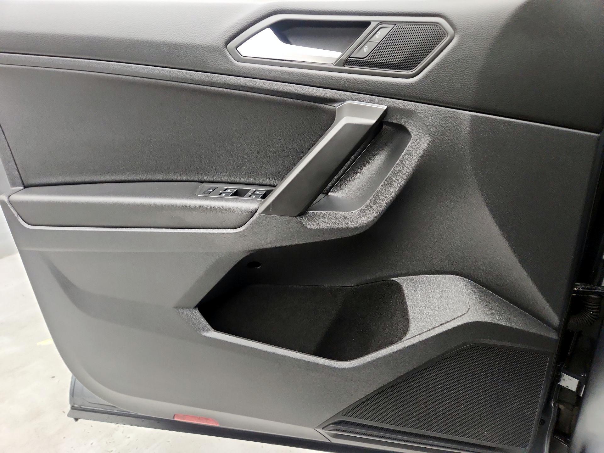 Thumbnail: 2021 Volkswagen Tiguan - 12