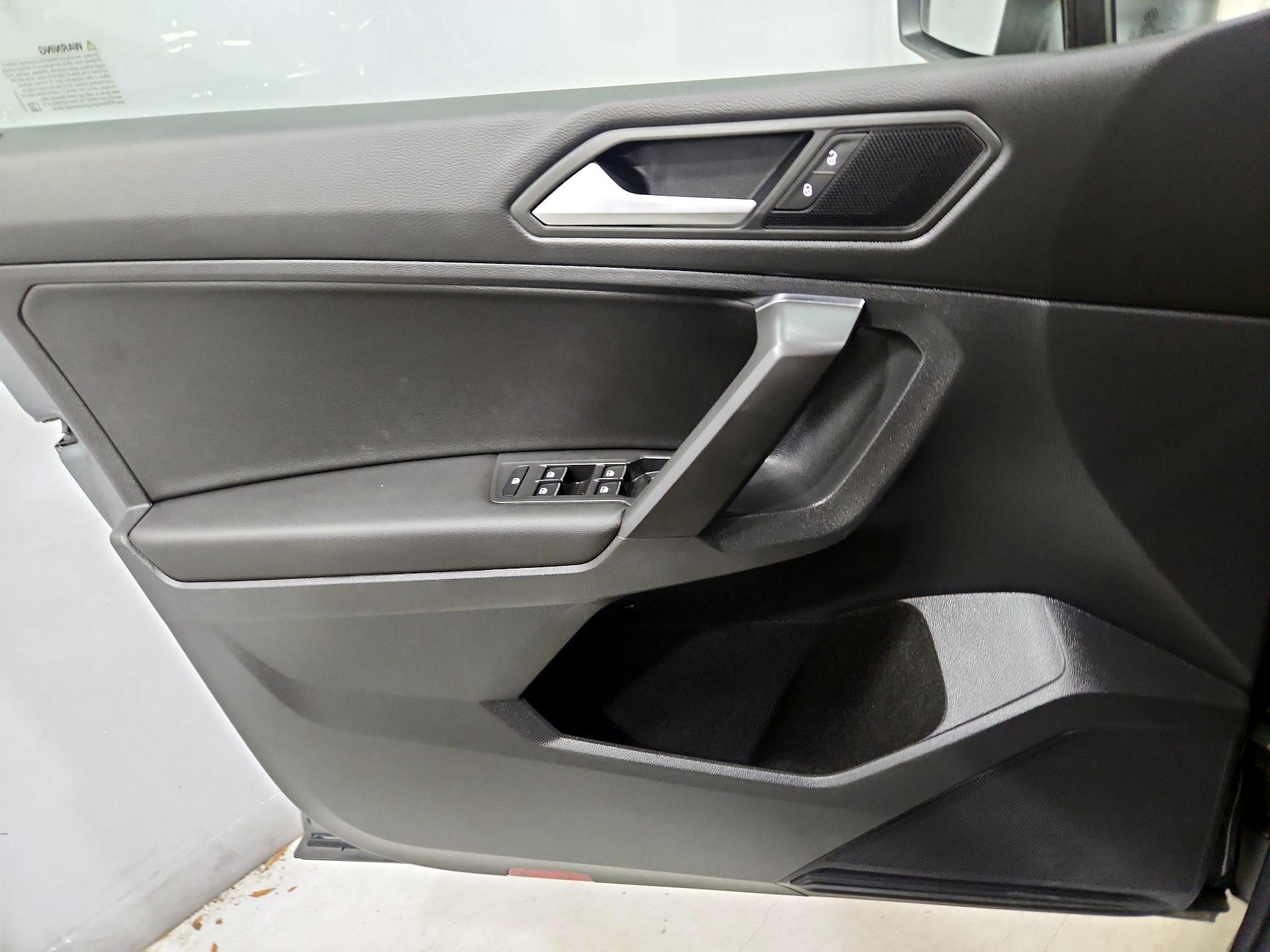 Thumbnail: 2021 Volkswagen Tiguan - 12