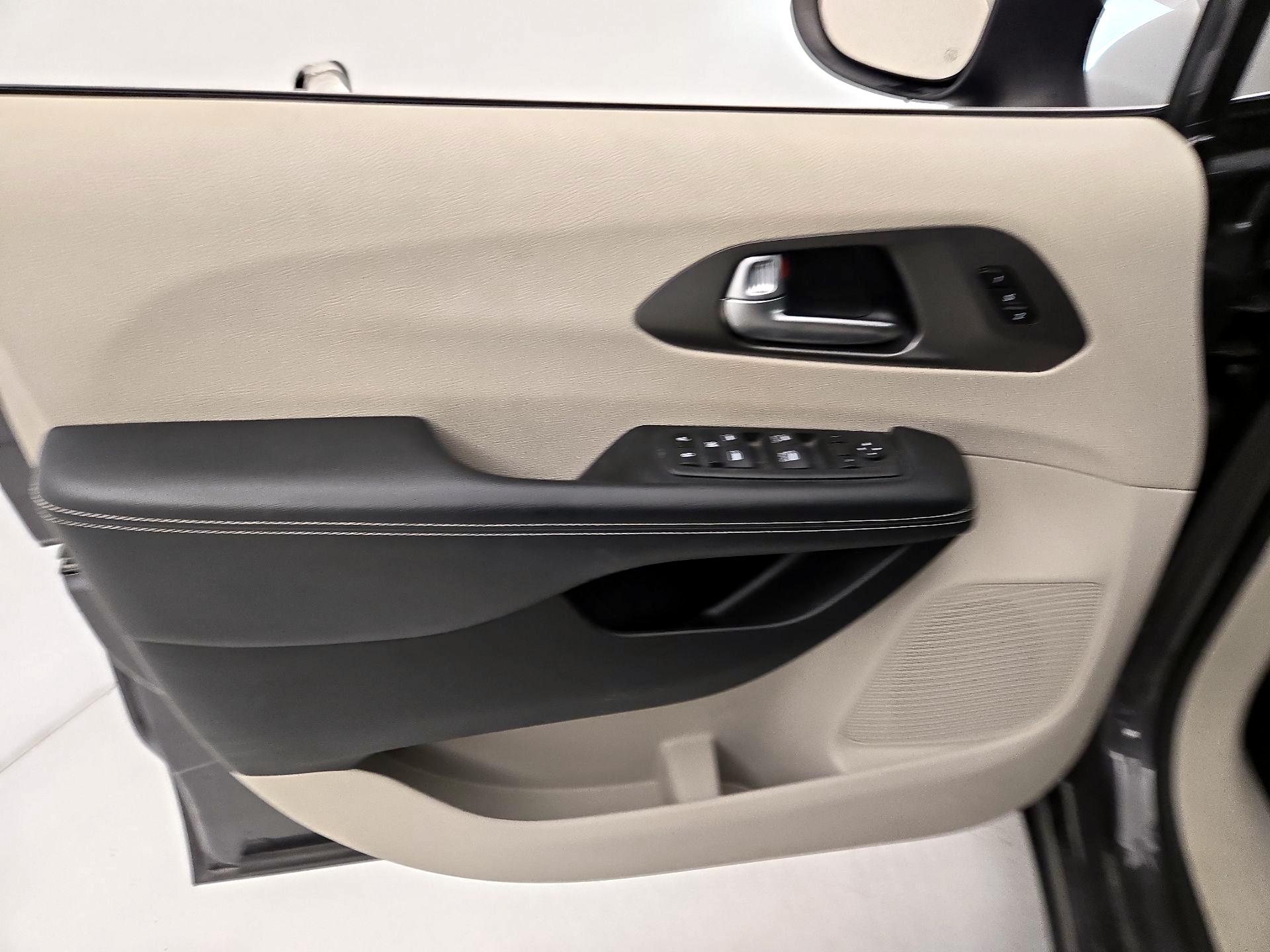 Thumbnail: 2023 Chrysler Pacifica - 12