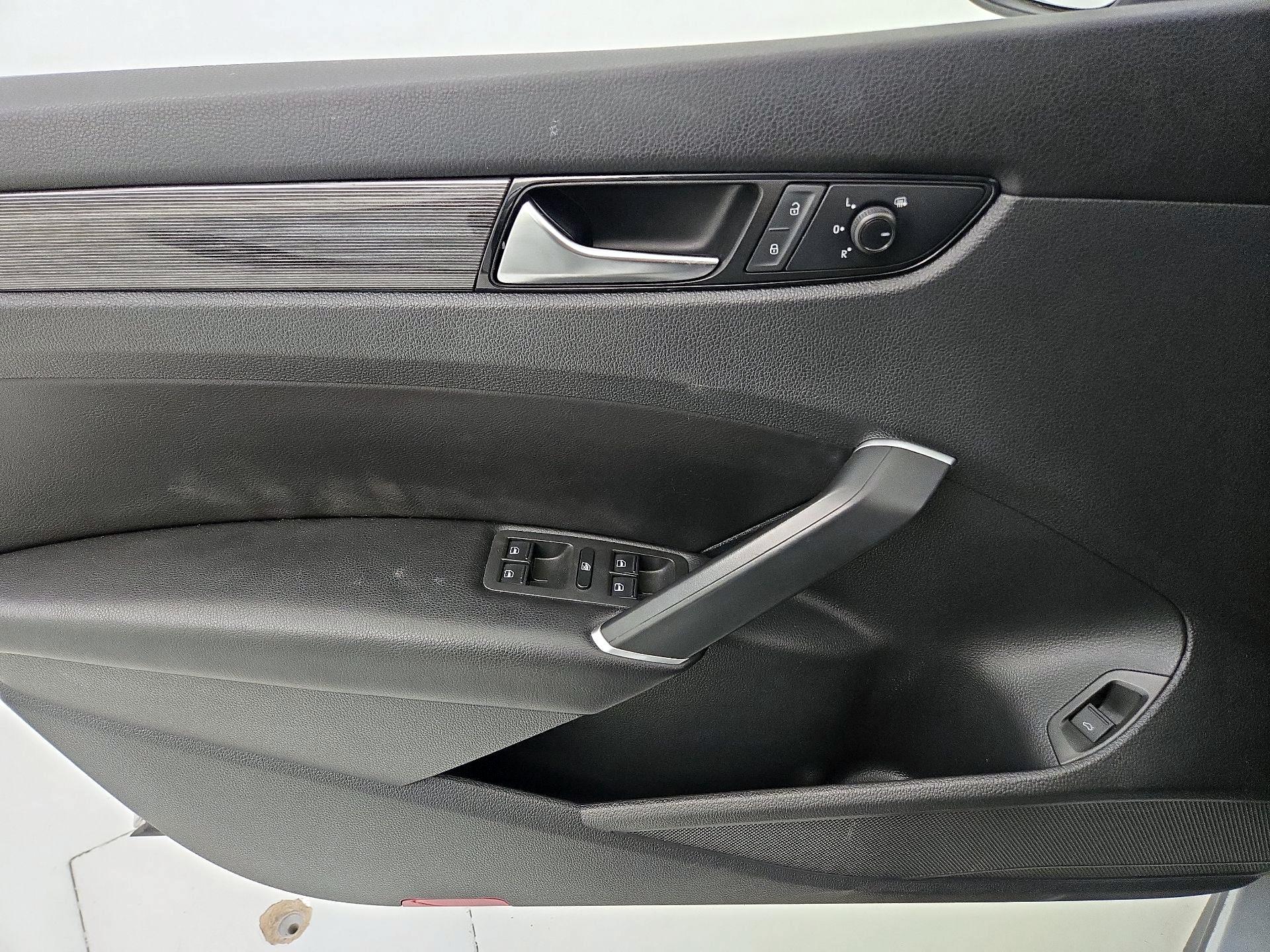 Thumbnail: 2020 Volkswagen Passat - 12